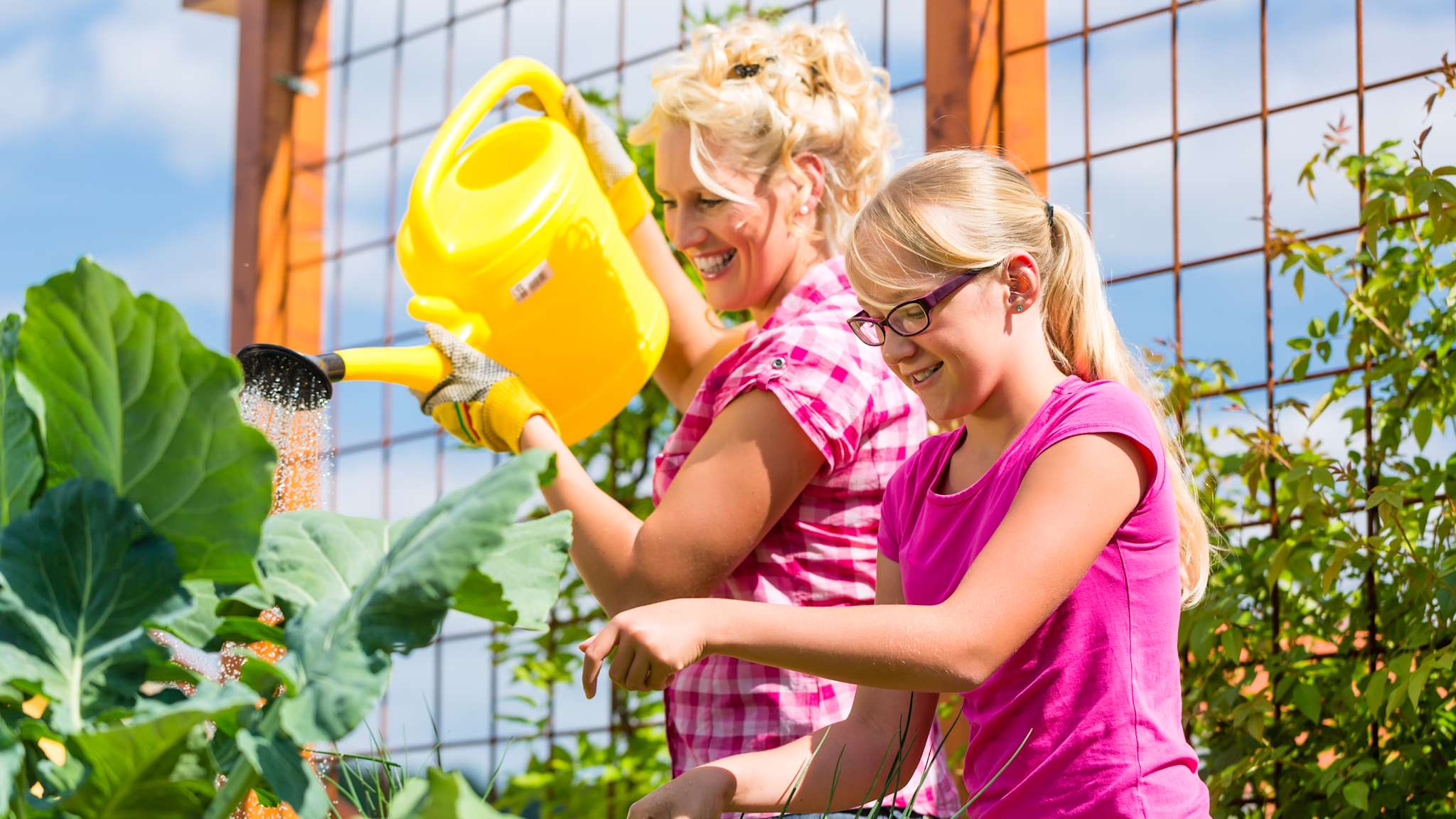 Mutter und Tochter bei der Gartenarbeit