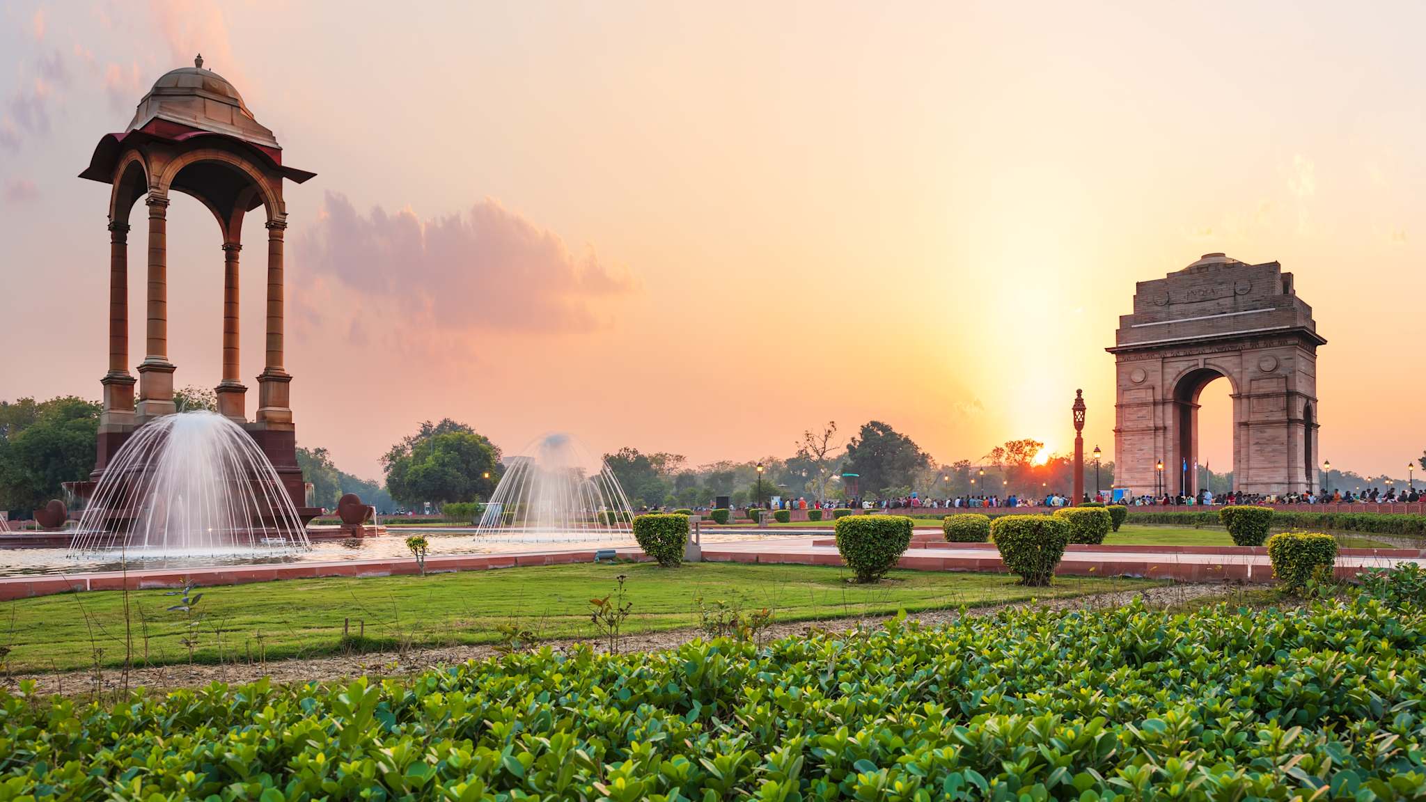 Ein Garten mit einem Triumphbogen.