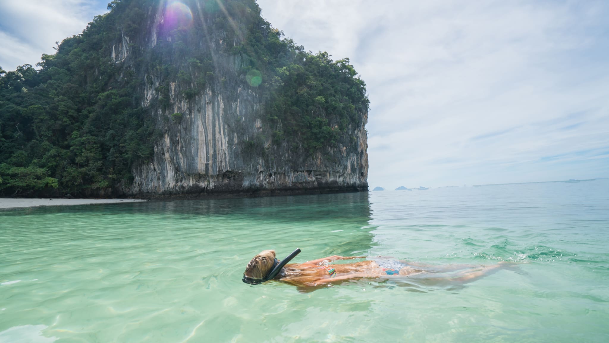 junge Frau schnorchelt im wunderschönen Wasser Thailands © iStock.com/swissmediavision