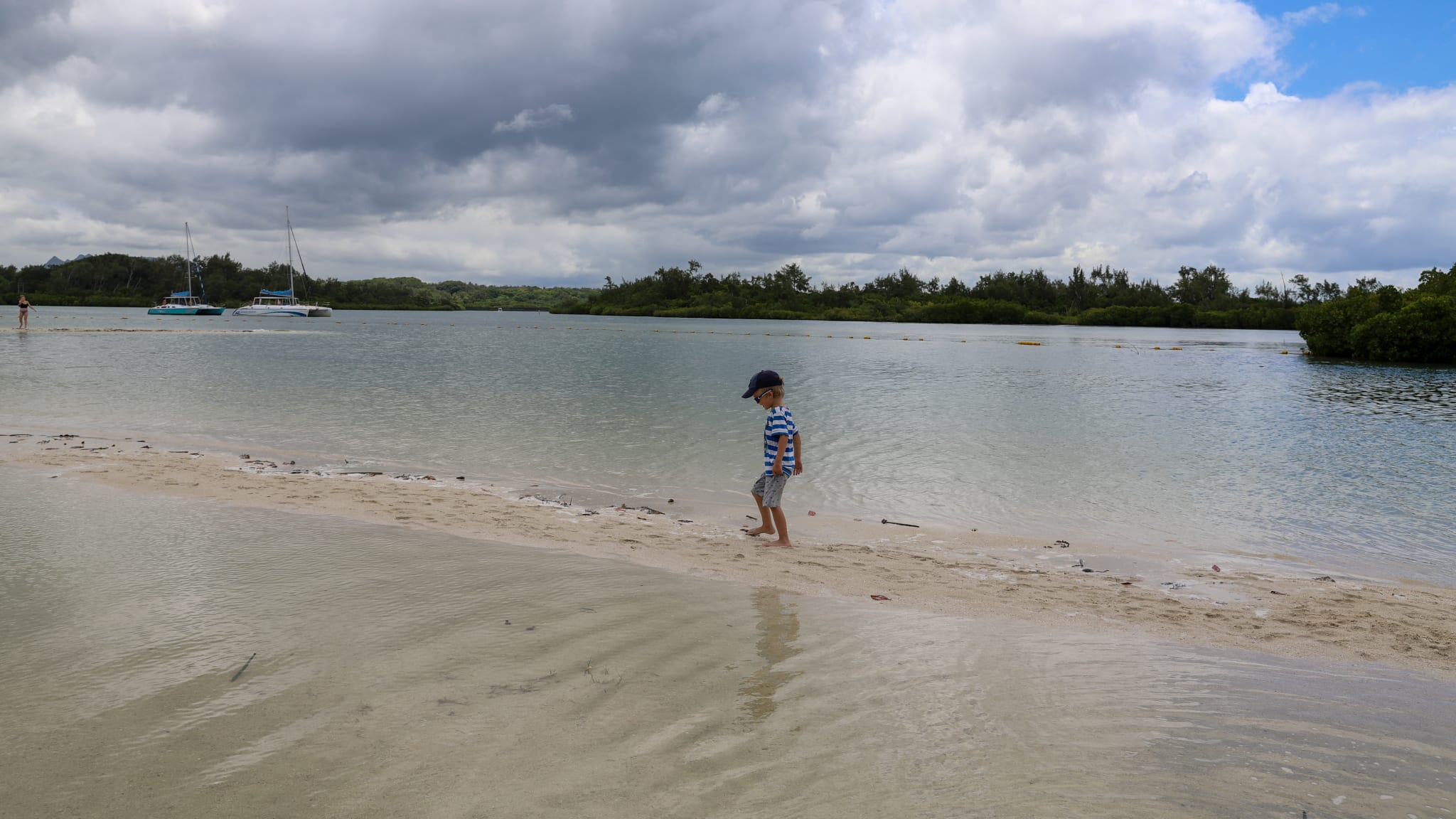 Junge spielt am Wasser auf der Ile aux Cerfs, Mauritius. © Astrid Därr