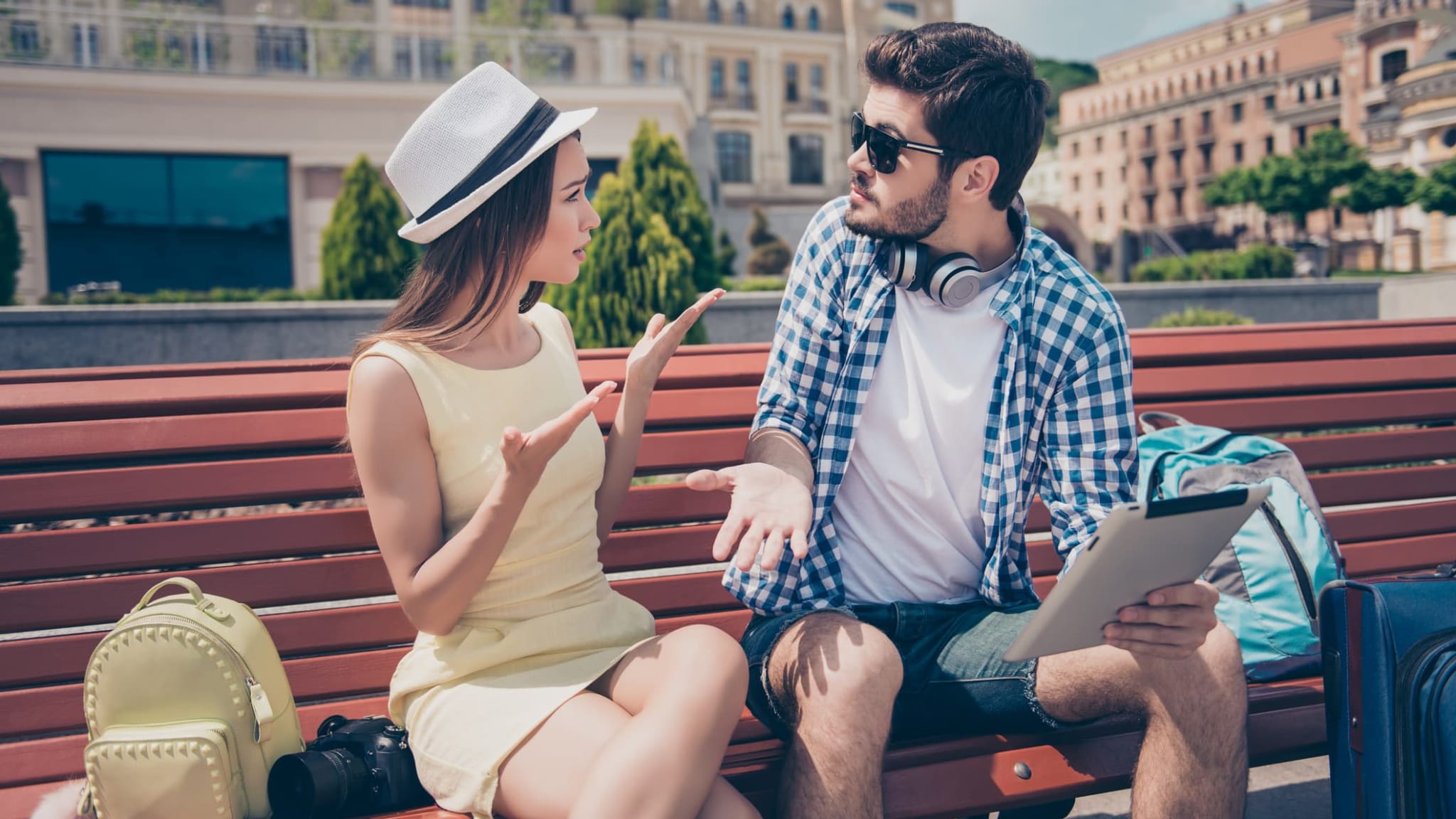 Ein junges Ehepaar streitet in der Stadt.