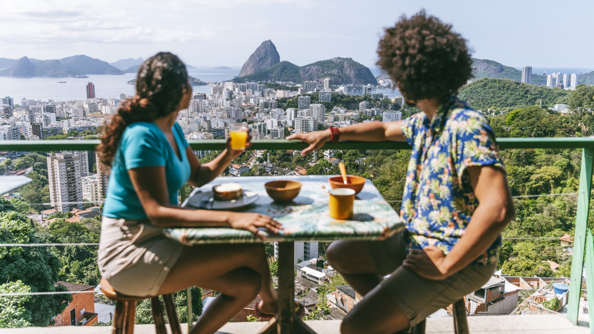 Junges Paar auf einer Terrasse mit Blick auf Rio de Janeiro.