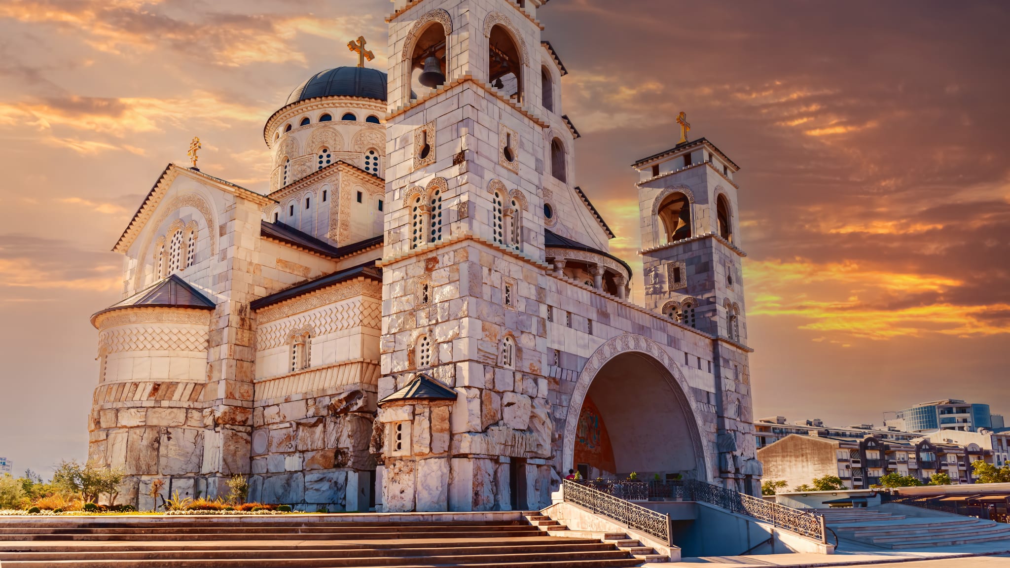 Frontalansicht der Kathedrale der Auferstehung Christi bei Sonnenuntergang