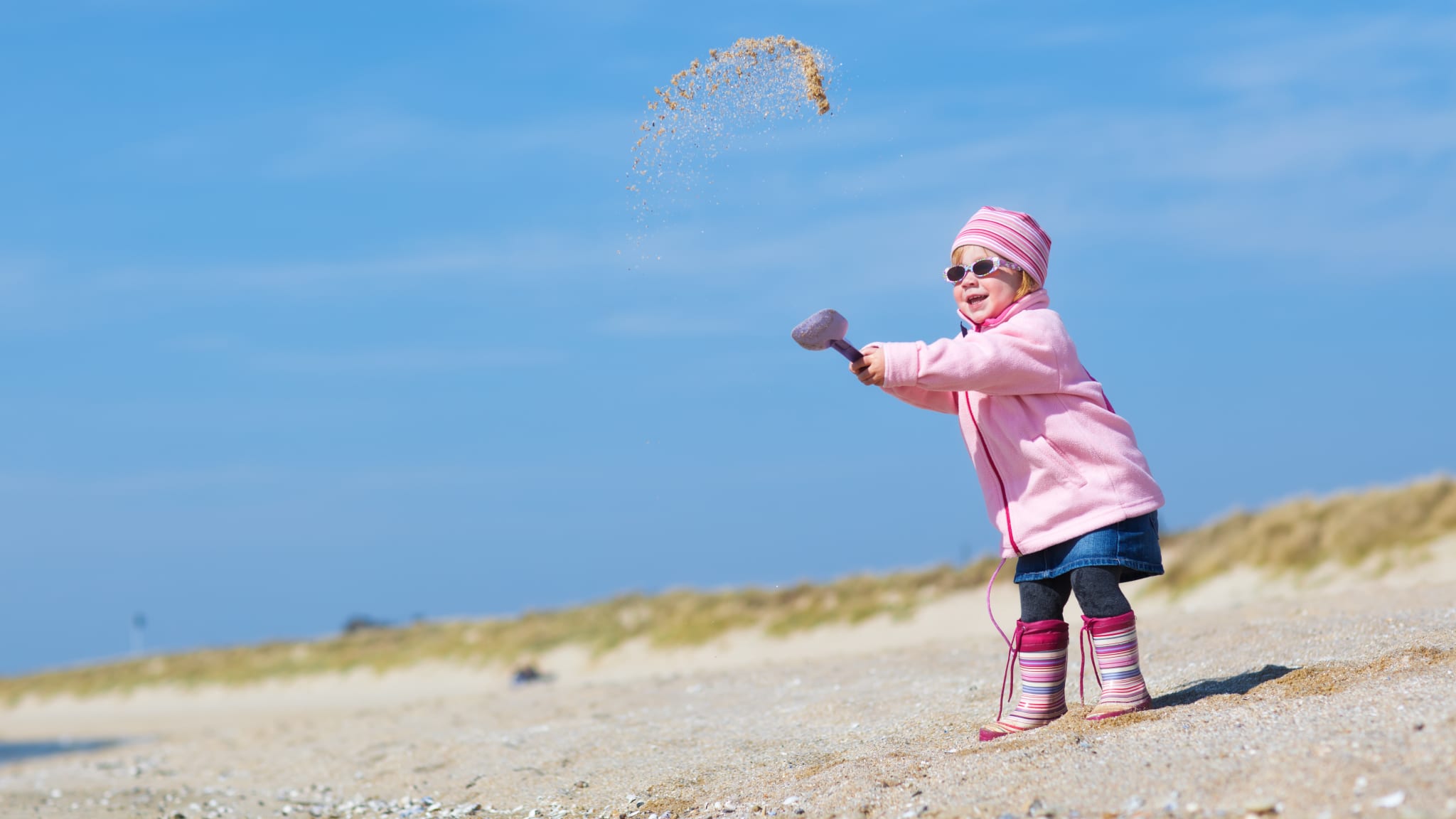 Kleines Mädchen spielt mit Sand