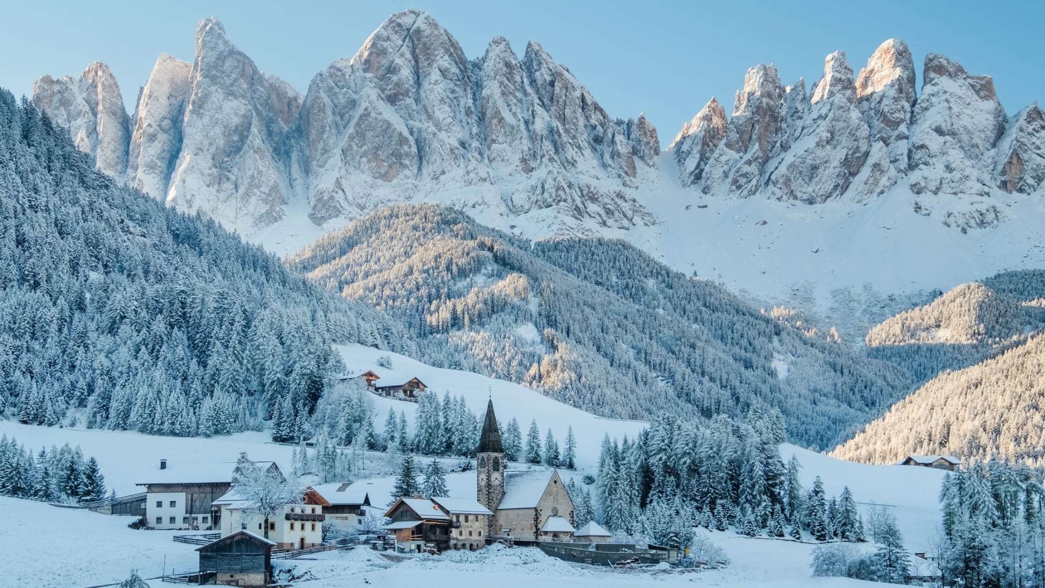 kleines Dorf in den Dolomiten im Winter
