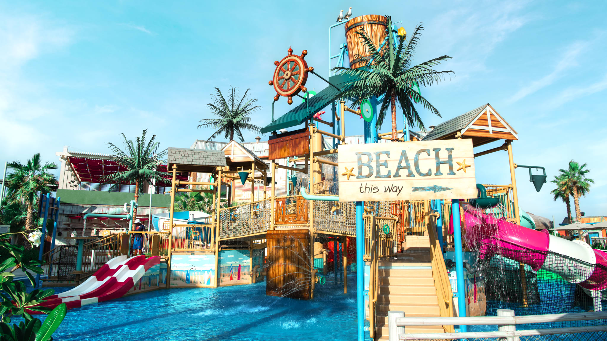 Klettergerüst im Wasserbecken im Waterpark in Dubai