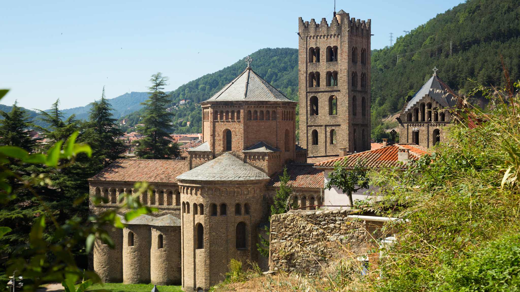 Ein Kloster liegt auf einem Berg und ist von Wald umgeben