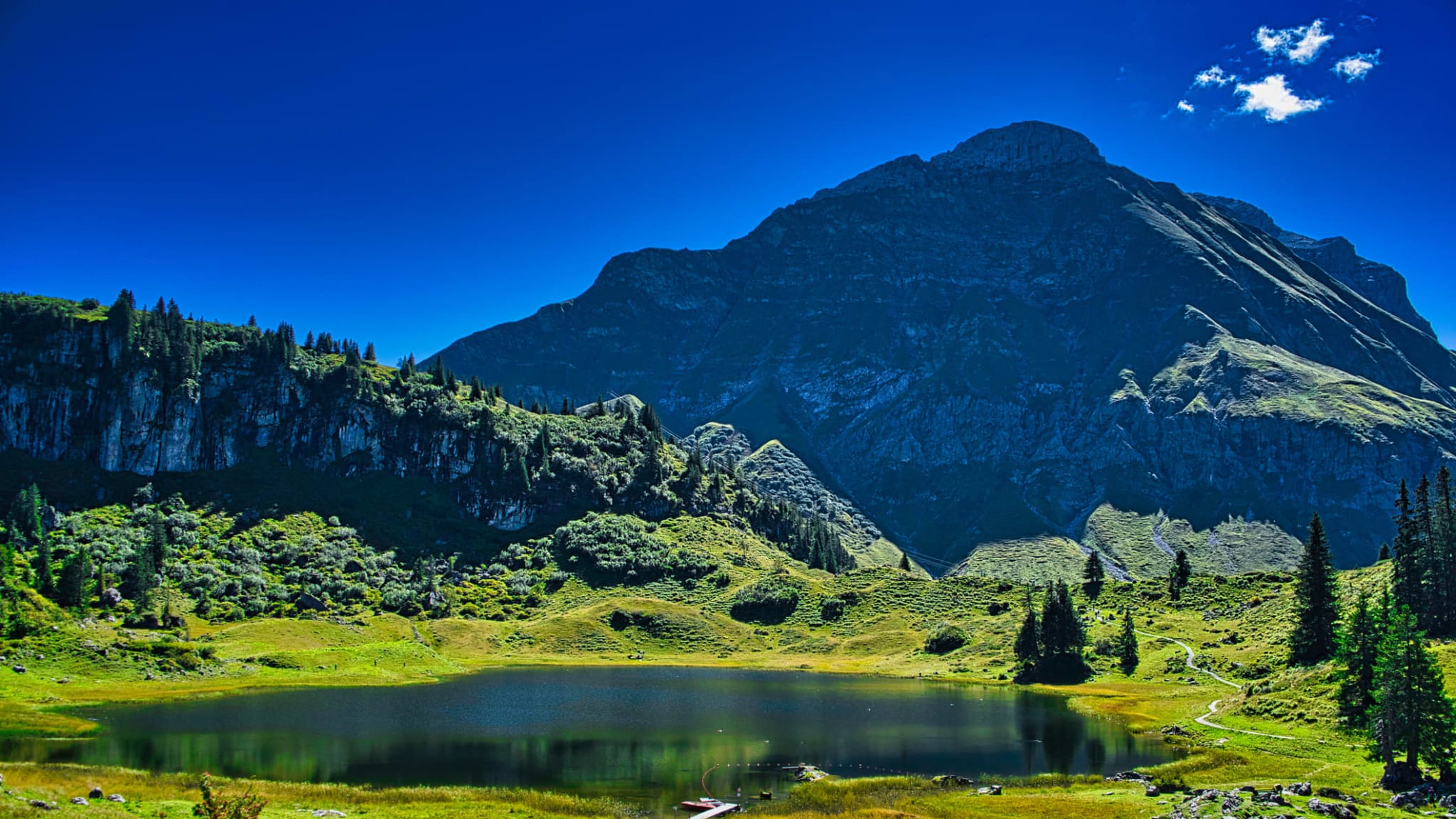 Der Kröbersee mit umliegender Berglandschaft.