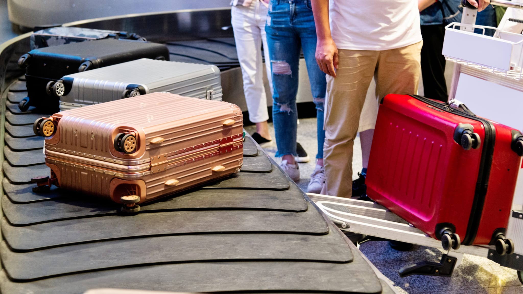Koffer auf einem Gepäckband