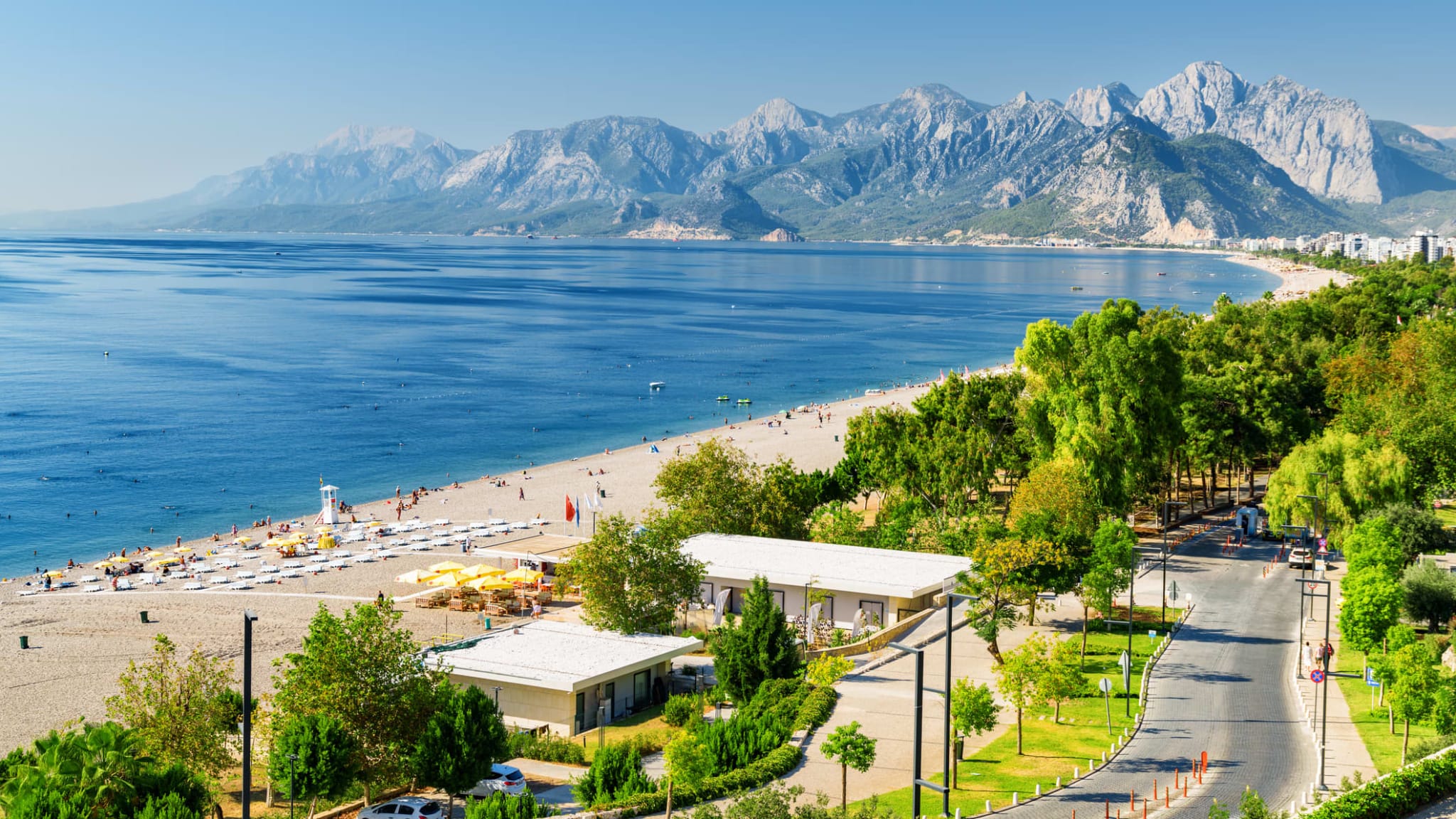 Konyaalti Beach mit Berglanschaft im Hintergrund in der türkischen Riviera.