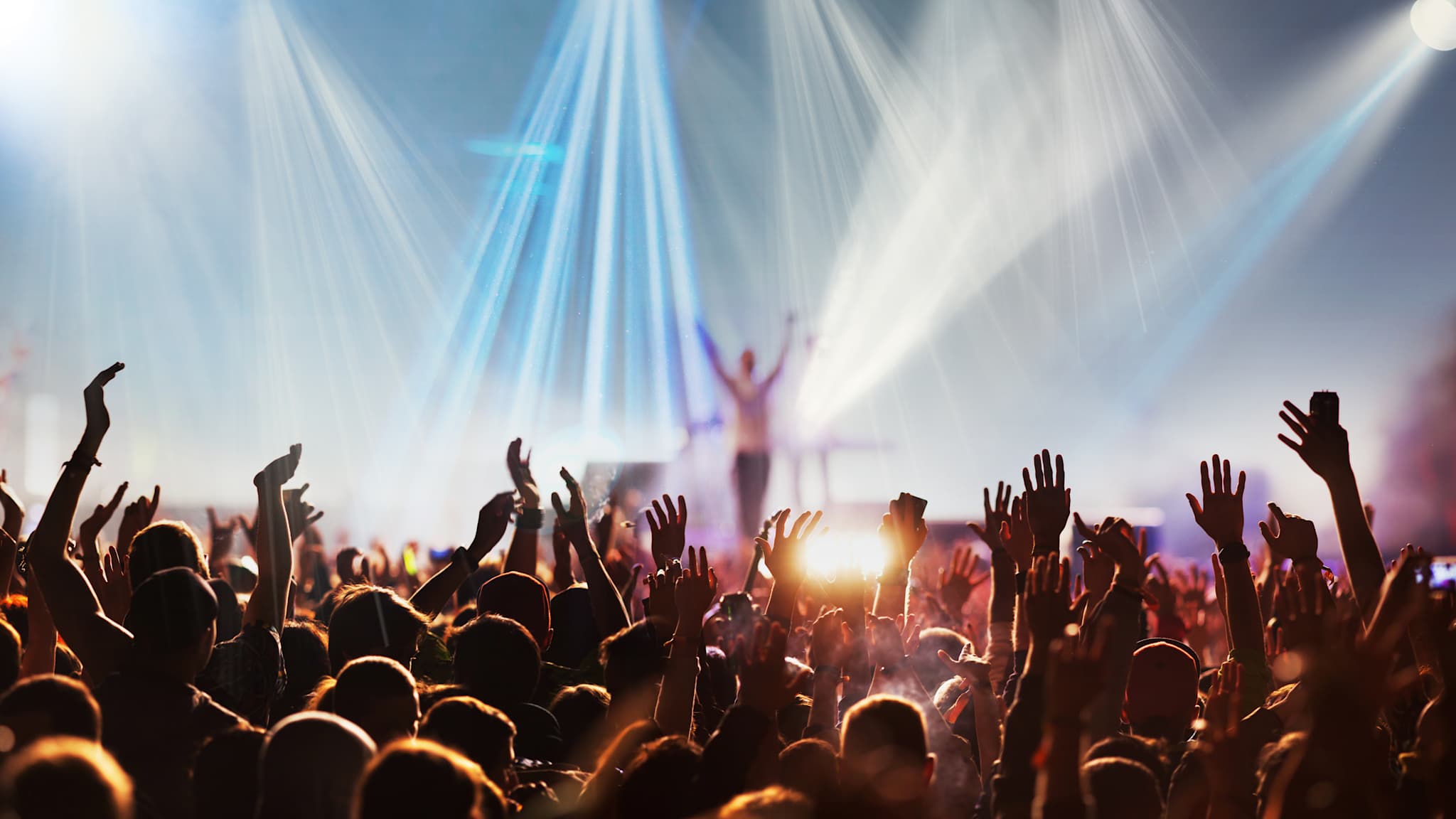 Eine Menge vor einer Bühne.