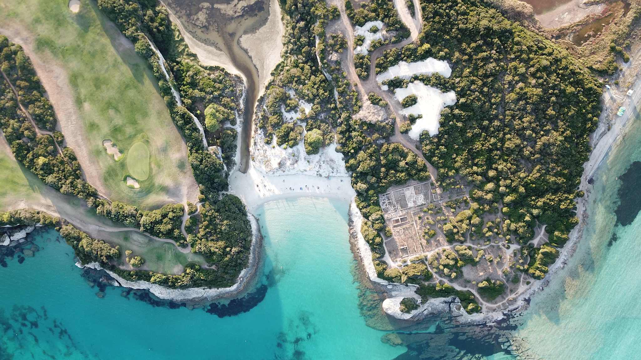 Luftaufnahme eines Golfplatzes an der korsischen Küste.