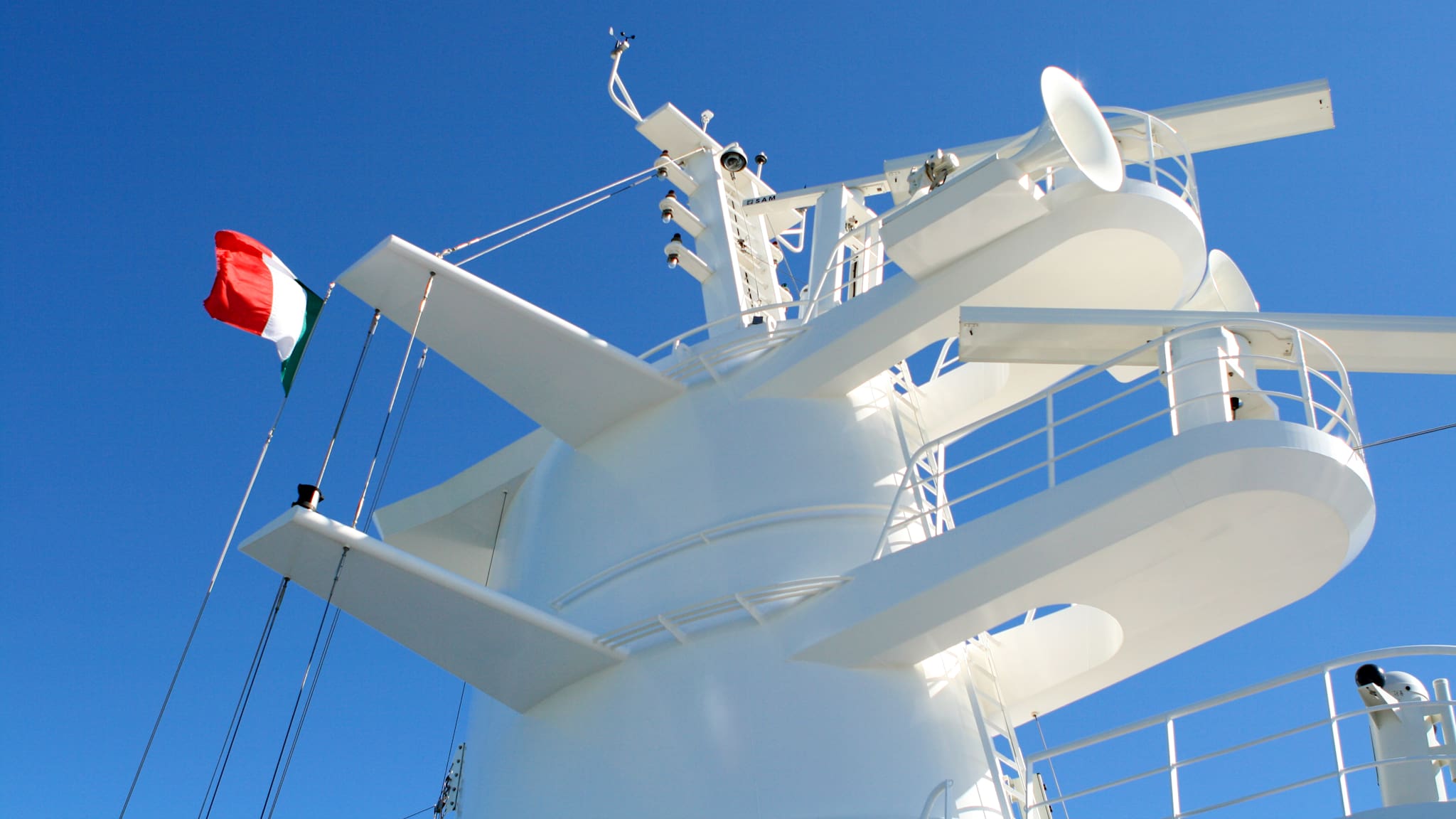 Der weiße Ausguck eines Schiffs mit Horn