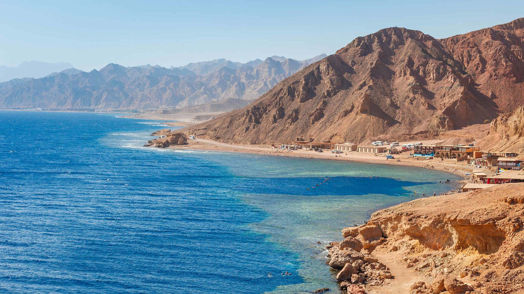 Küste in der Nähe des Tauchspots Blue Hole in Dahab, Ägypten.