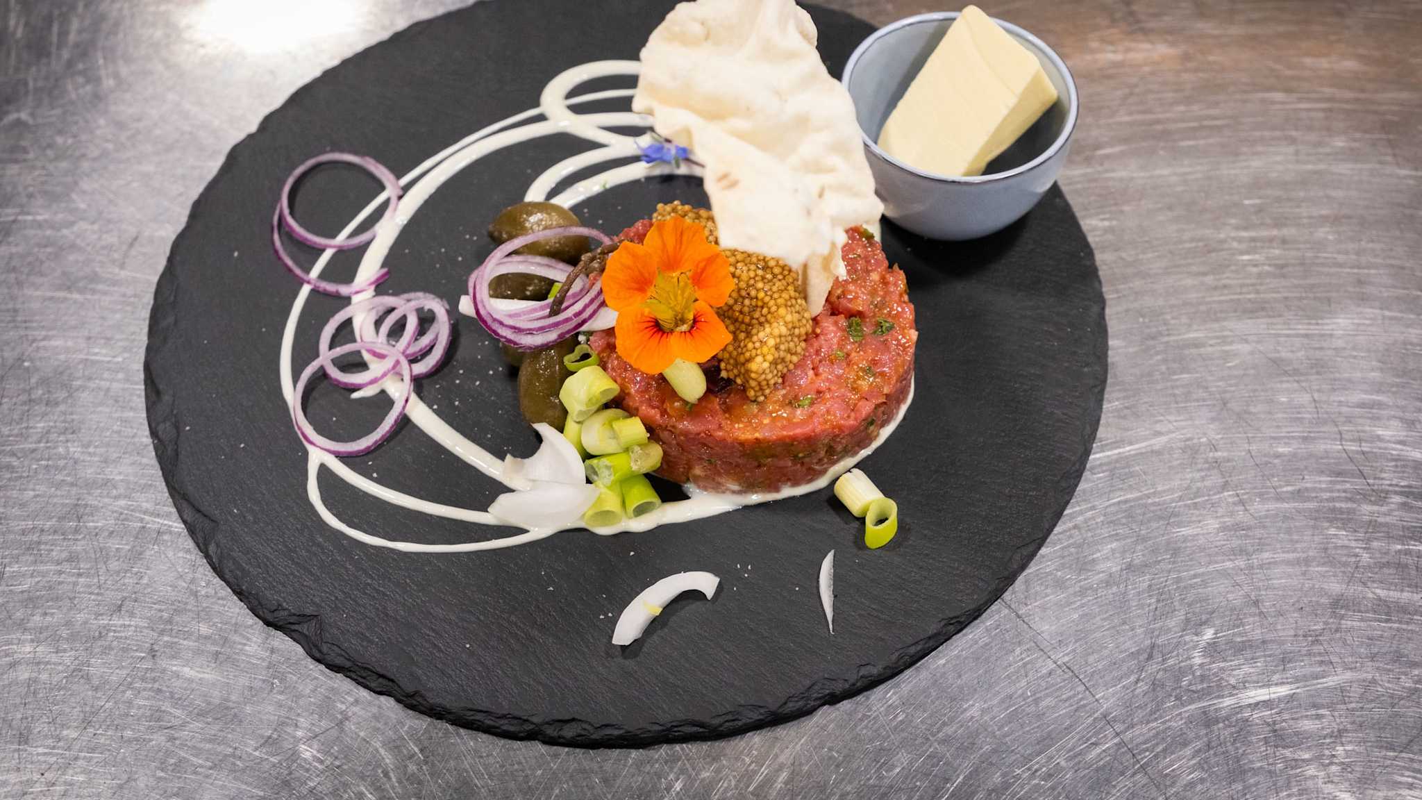 Ein Teller mit einer Kunstvoll drapierten Mahlzeit.