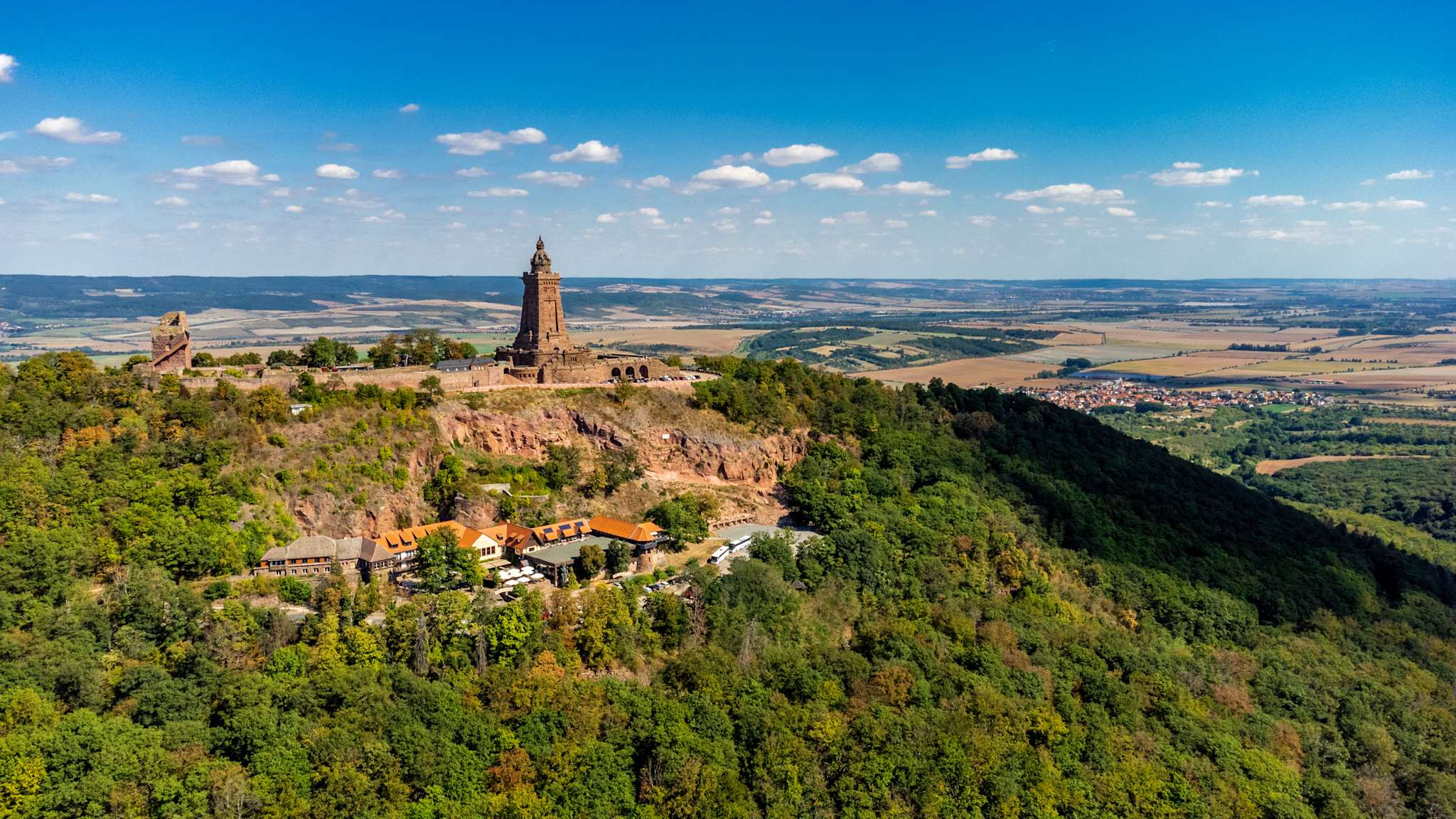 Blick auf das in der Ferne liegende Kyffhäuser Denkmal