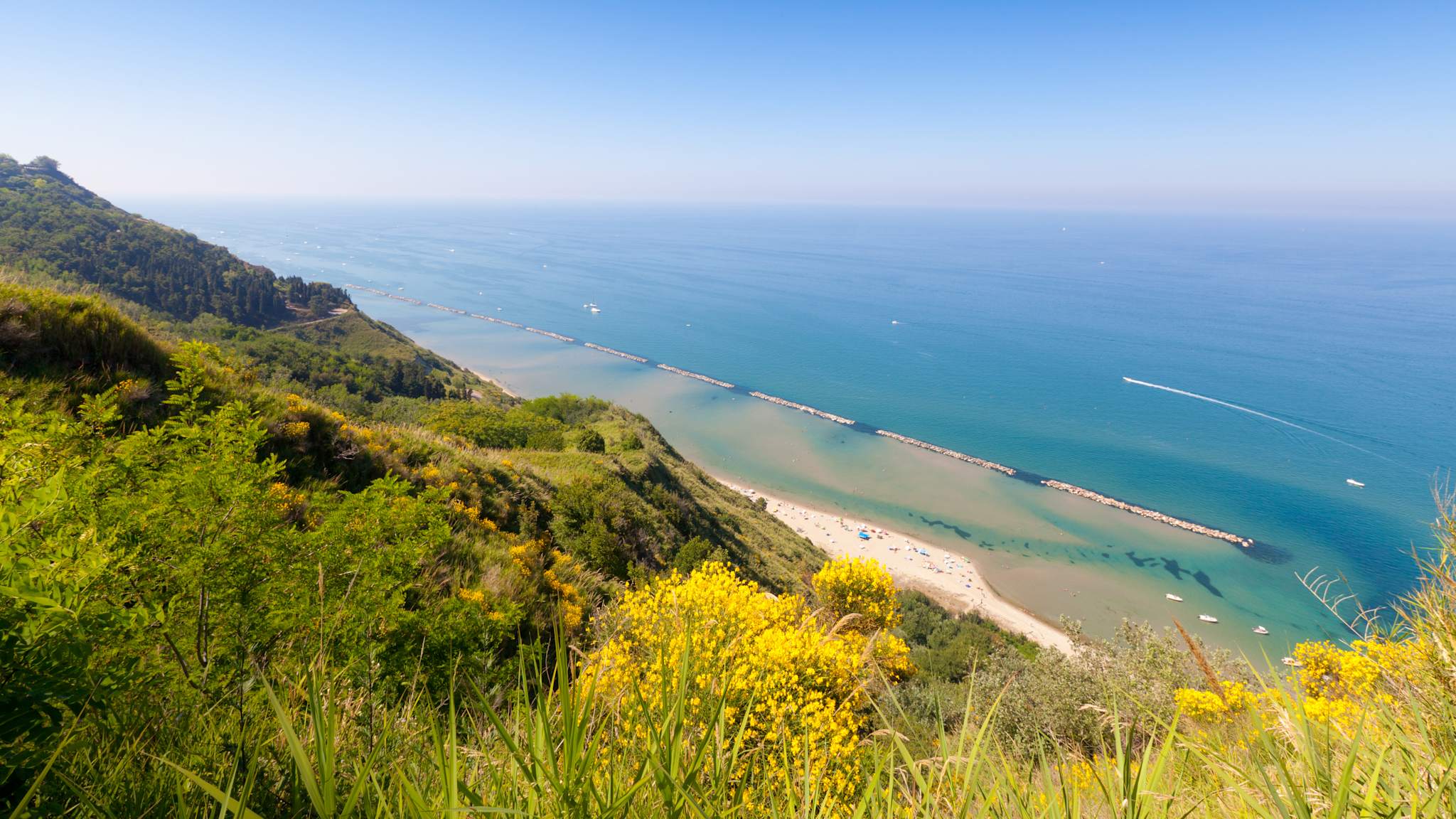 Panoramablick über das Adriatische Meer, Italien. © anzeletti via Getty Images