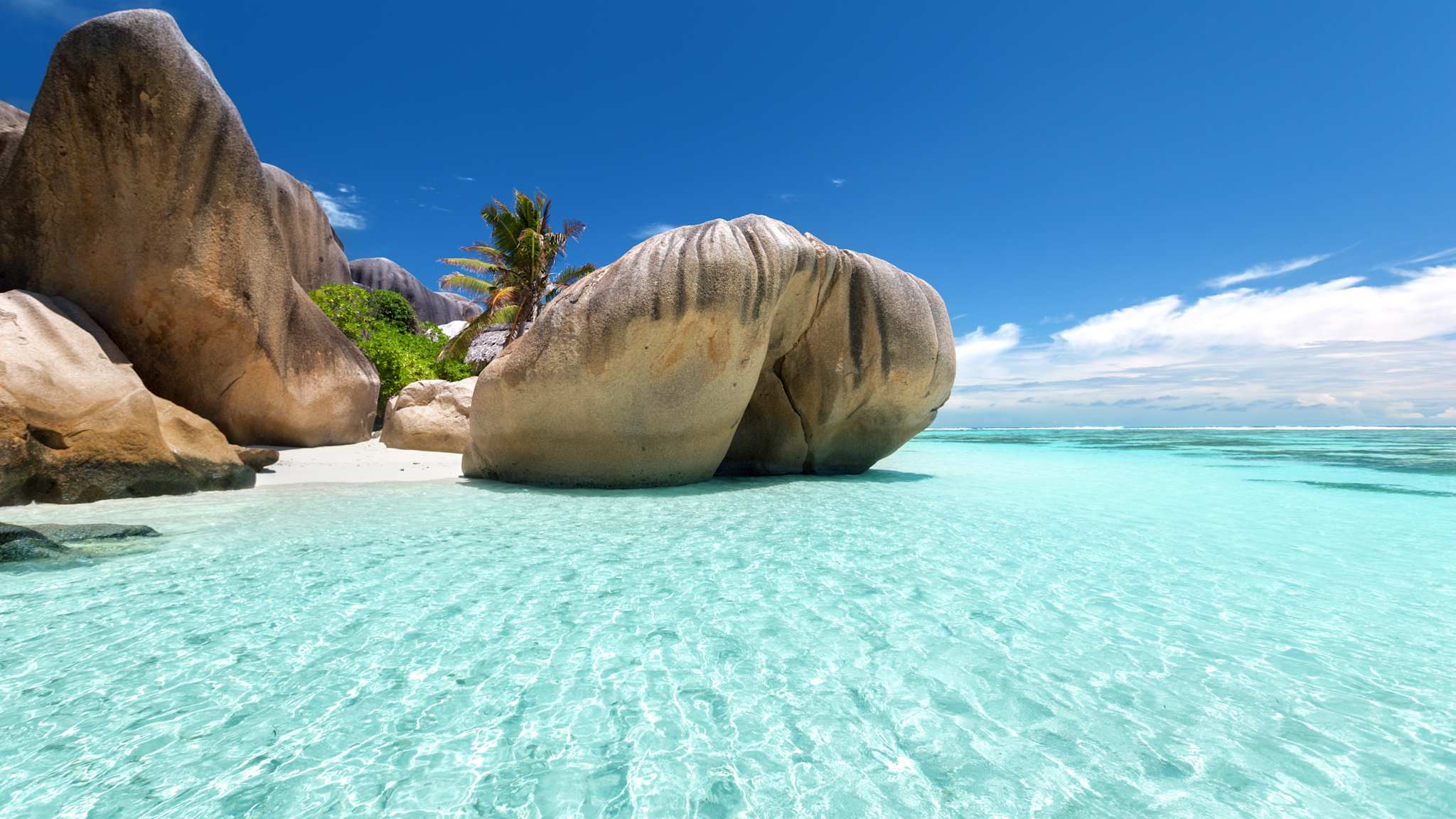 Ein Strand mit großen, runden Felsen.