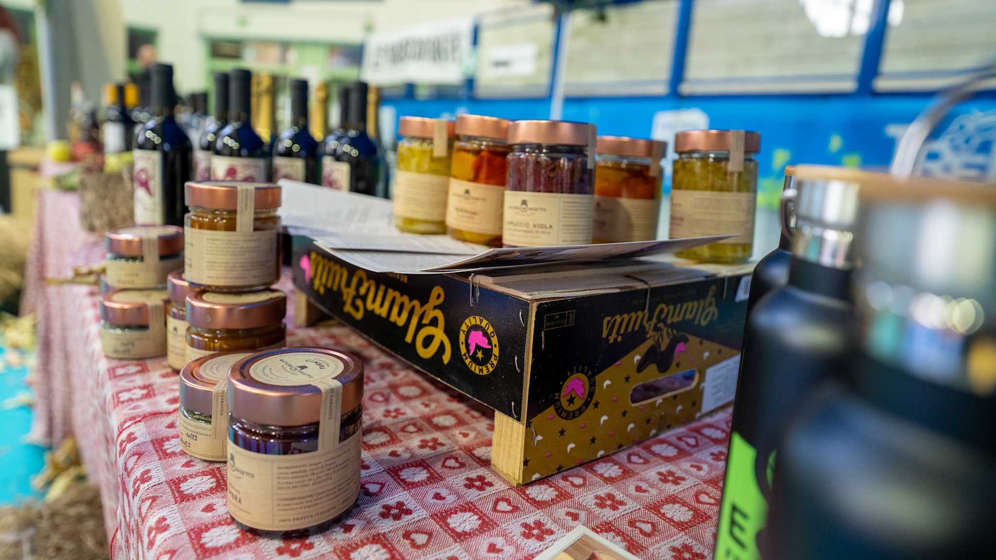 Ein Marktstand mit eingemachten regionalen Produkten