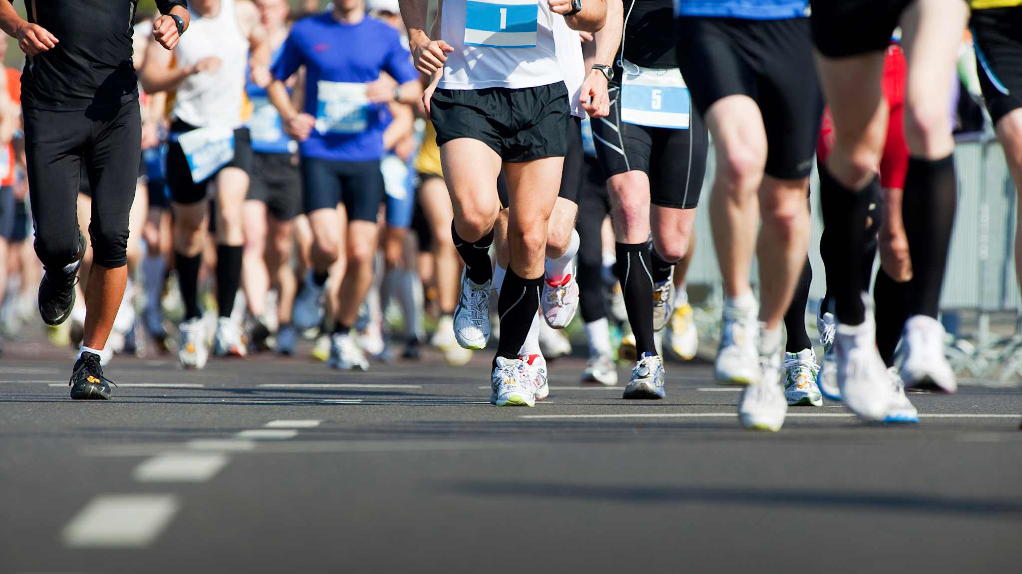 Blick auf die Beine von LäuferInnen