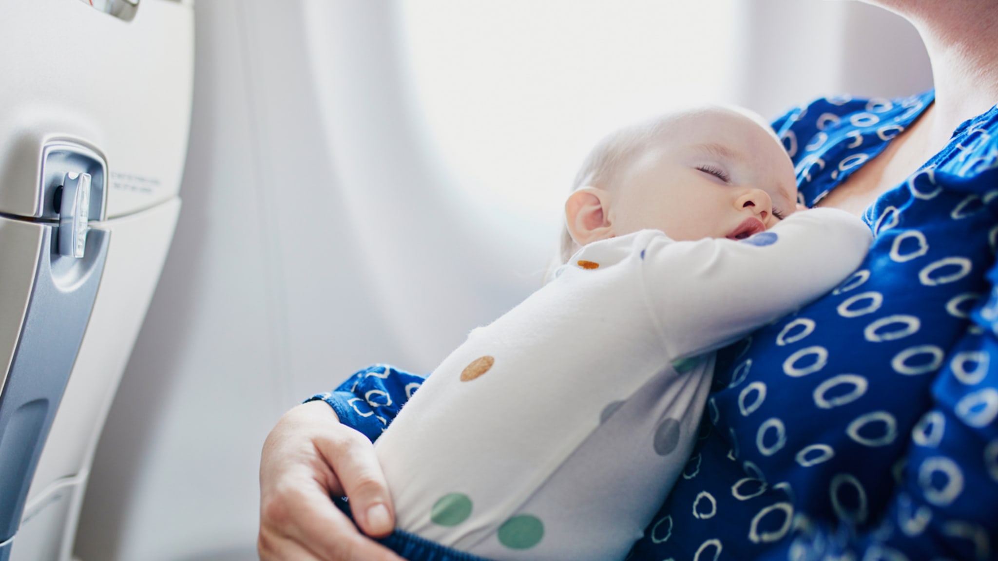 Schlafendes Baby im Flugzeug © iStock.com/encrier