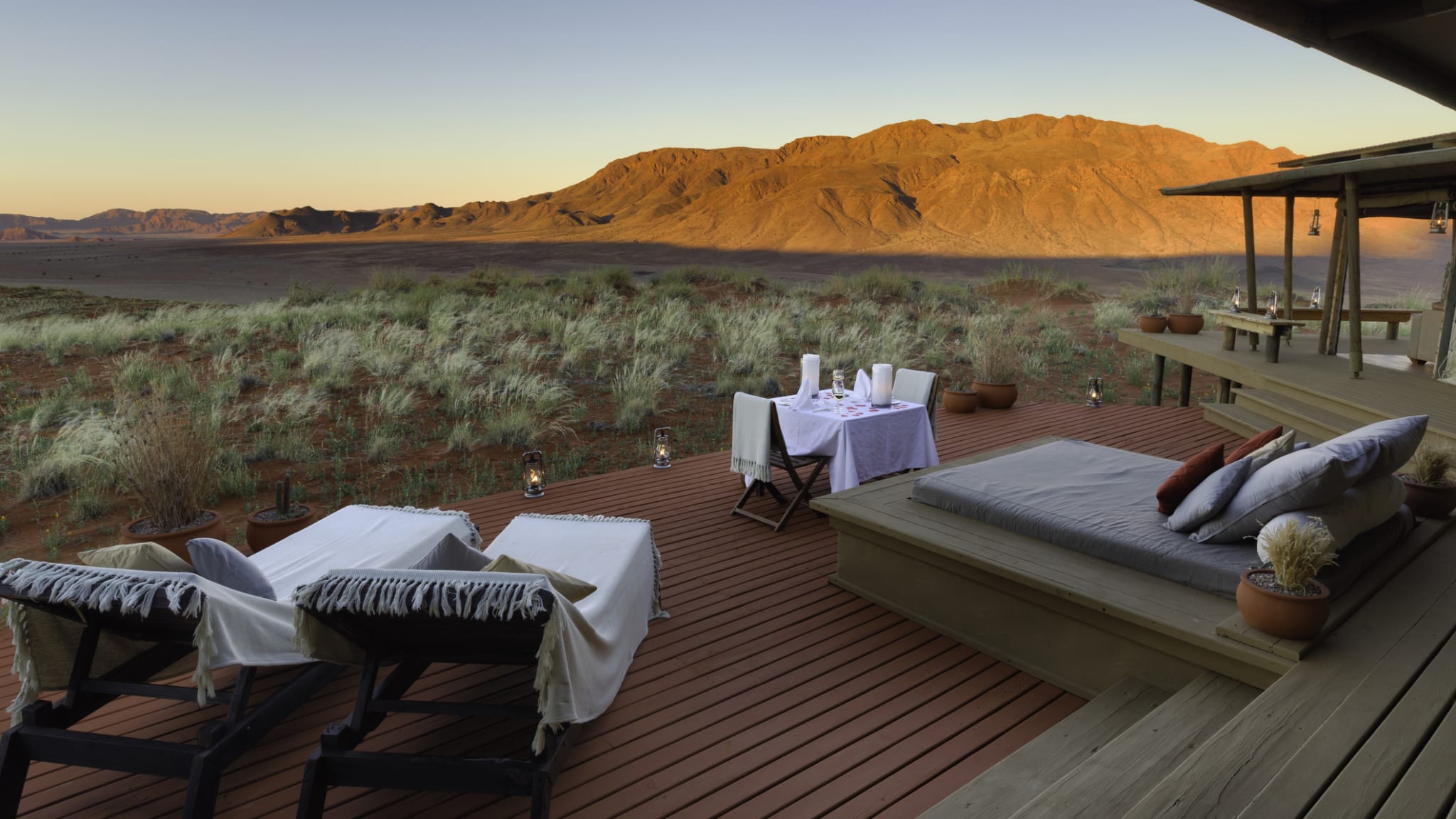 Liegen auf der Terrasse einer Lodge in einem Naturreservat.