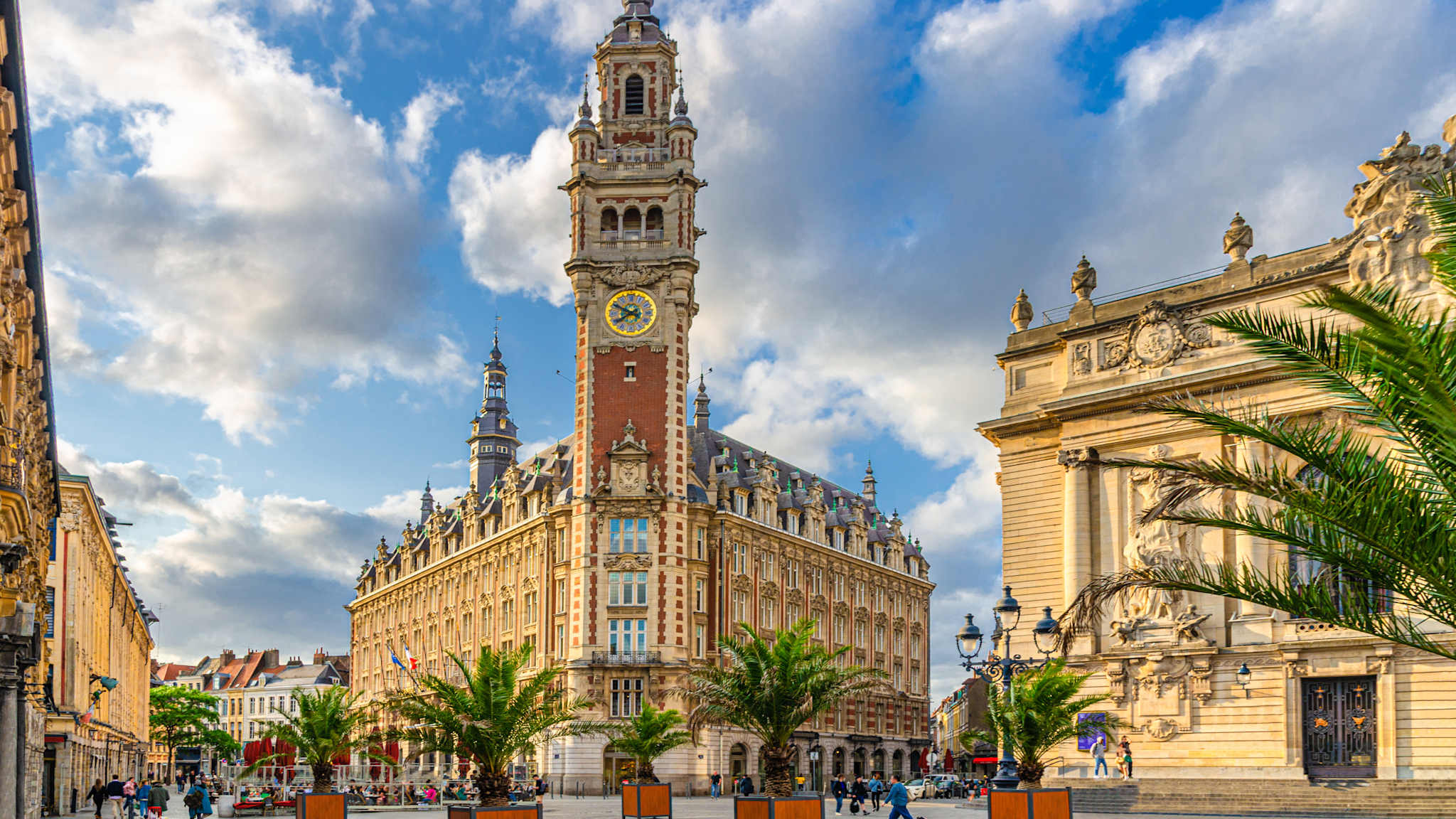Blick auf das historische Zentrum Lilles mit großem Glockenturm