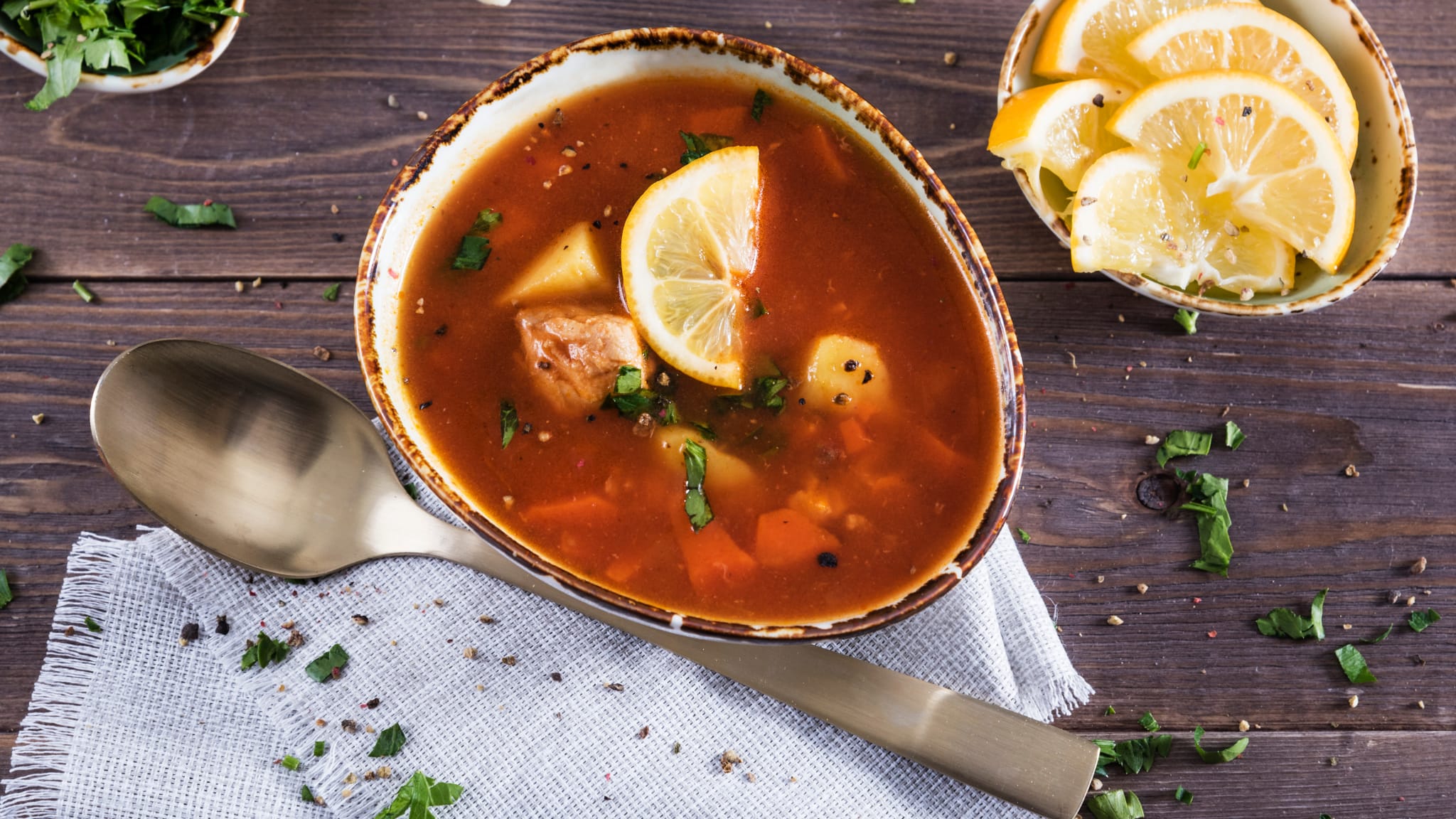 Eine Tomatensuppe mit Fisch und Zitrone ist angerichtet