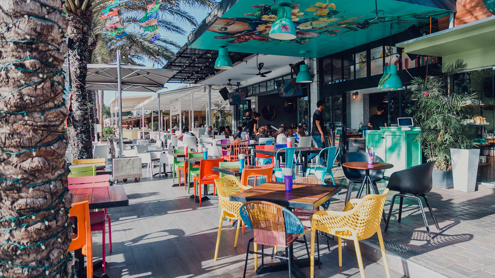 Ein Restaurant mit einer Terrasse.