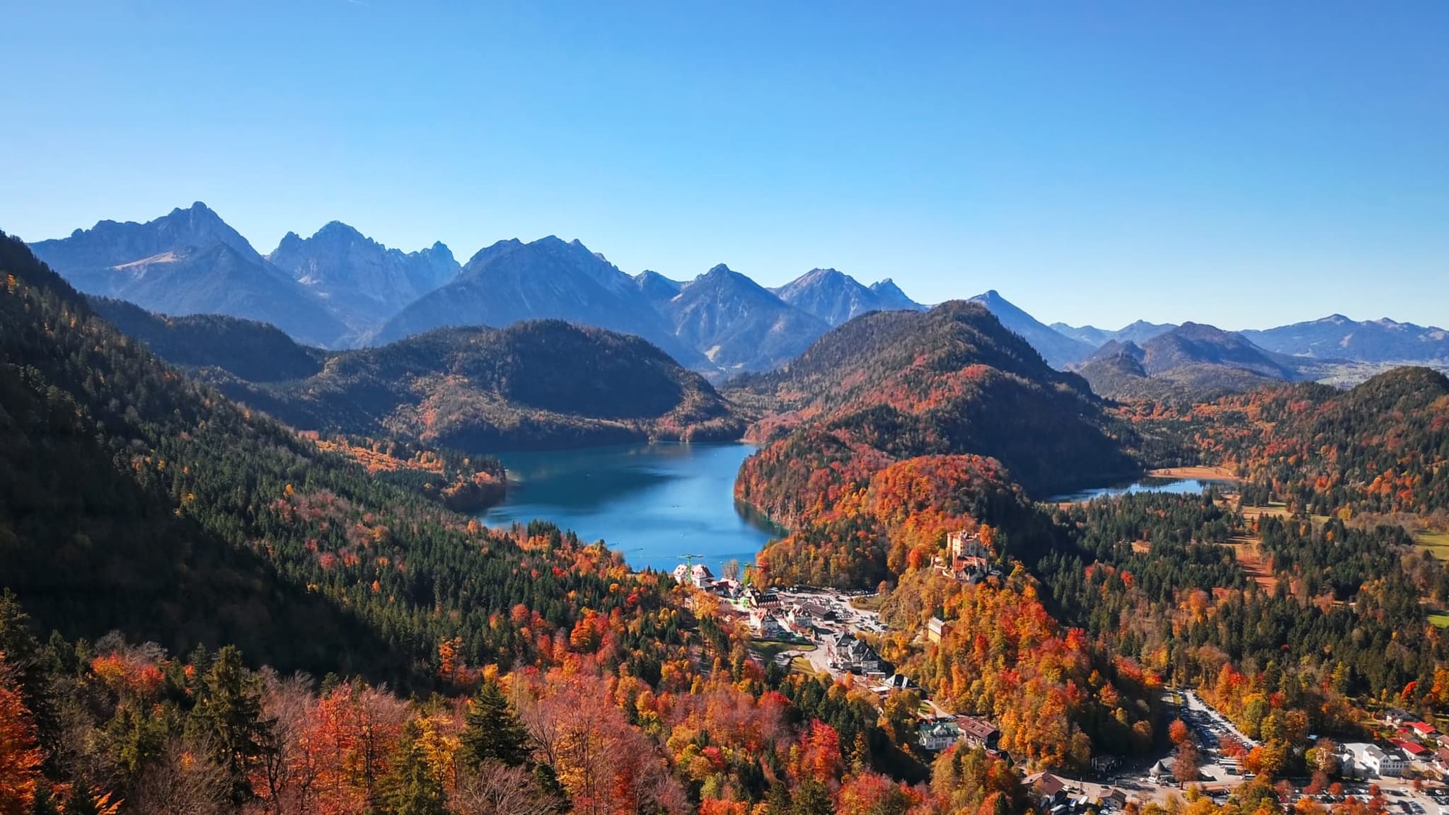 Ausbliack auf einen See und Berge in Süddeutschland im Herbst.