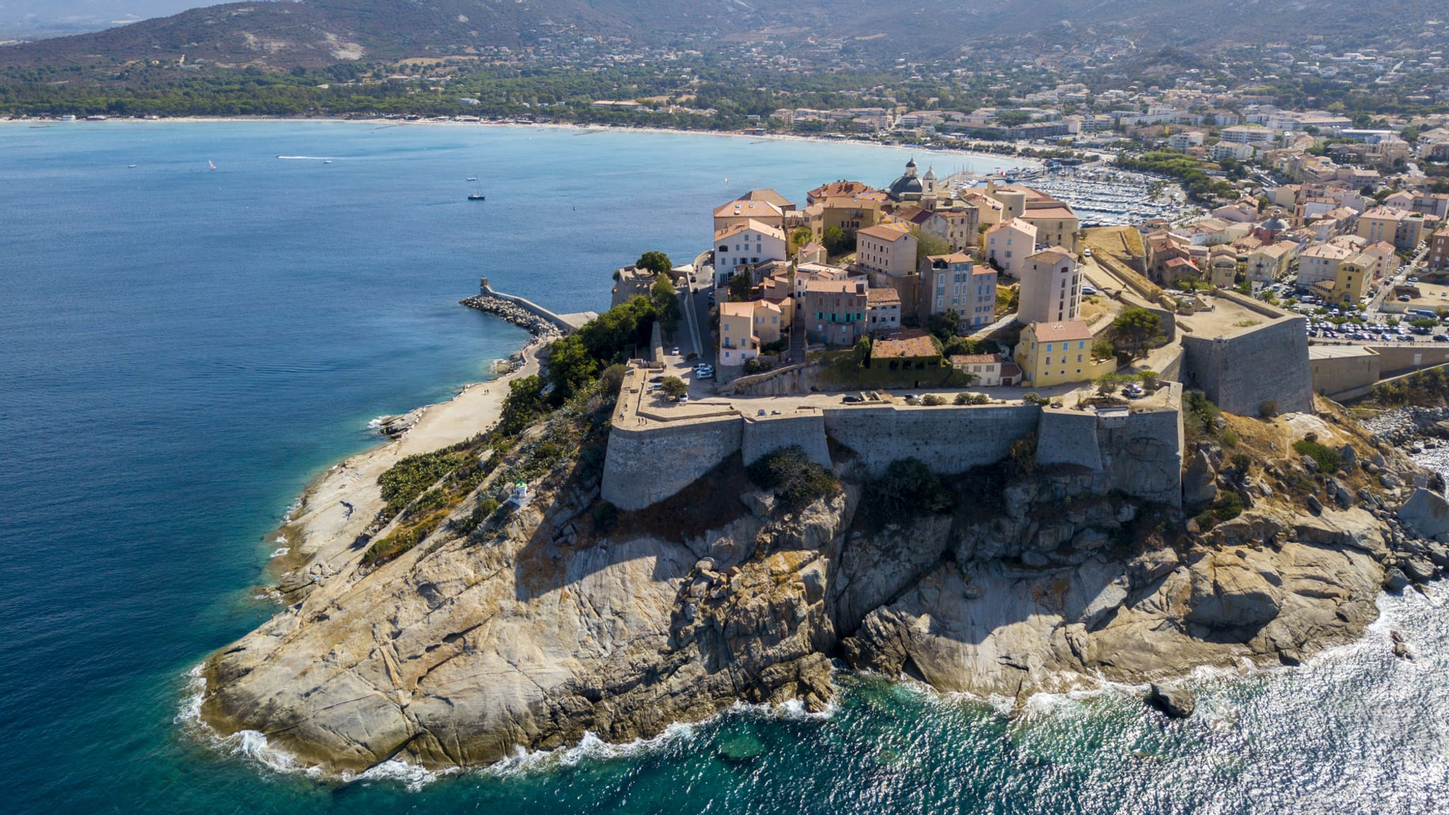 Luftaufnahme der Stadt Calvi
