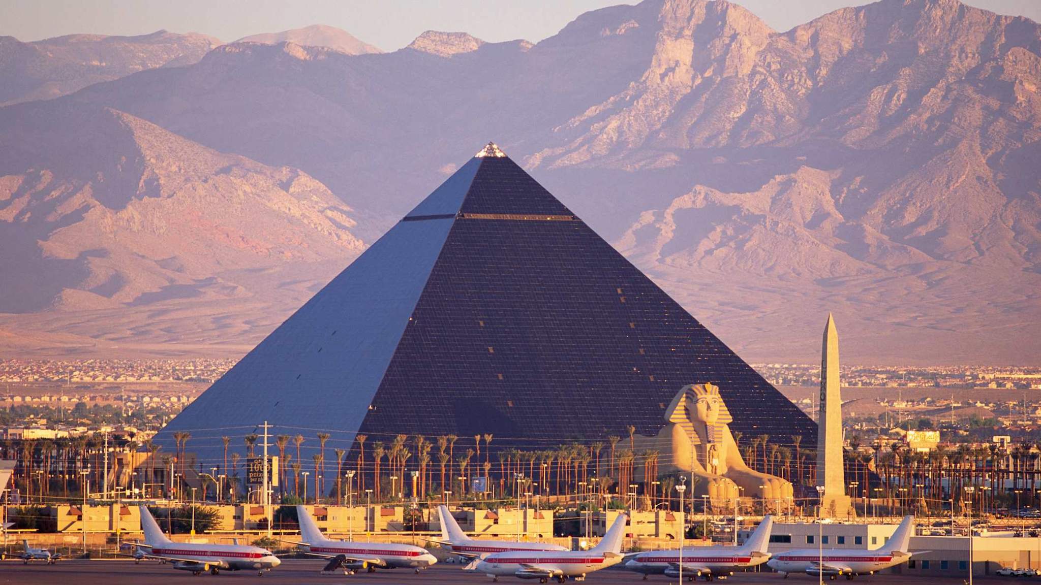 Blick auf das Luxor Hotel und Casino Las Vegas, Nevada.