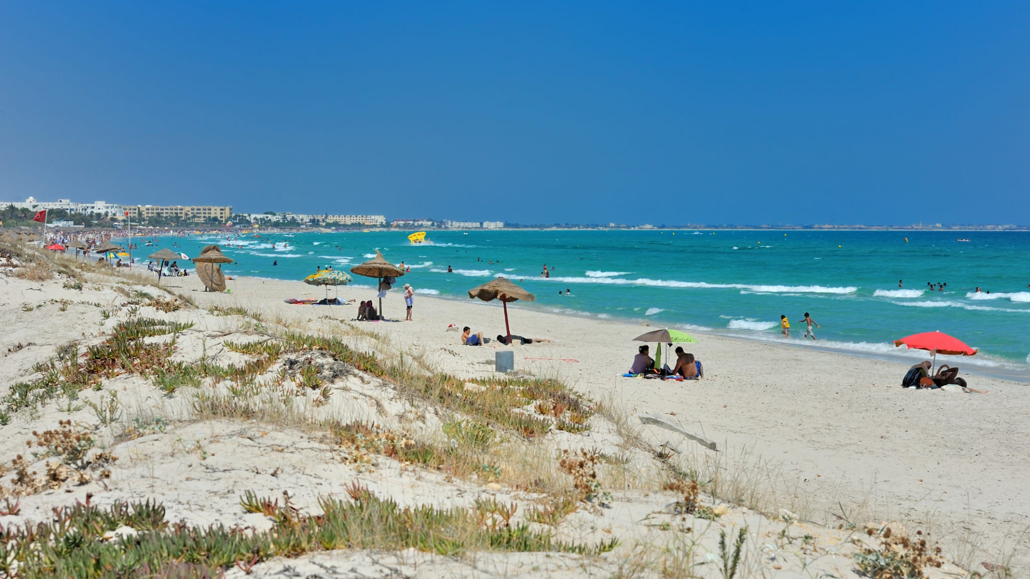 Leute entspannen am Mahdia Strand in Tunesien.