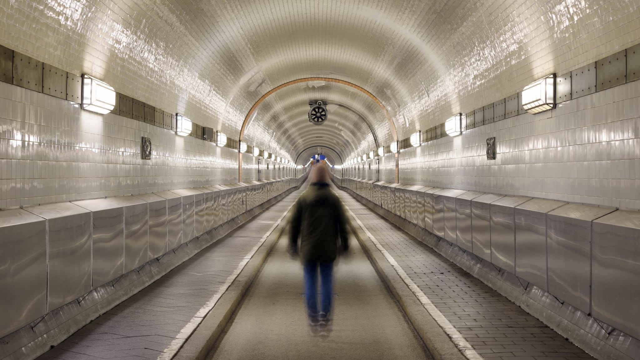 Ein Mann läuft durch den alten Elbtunnel in Hamburg.