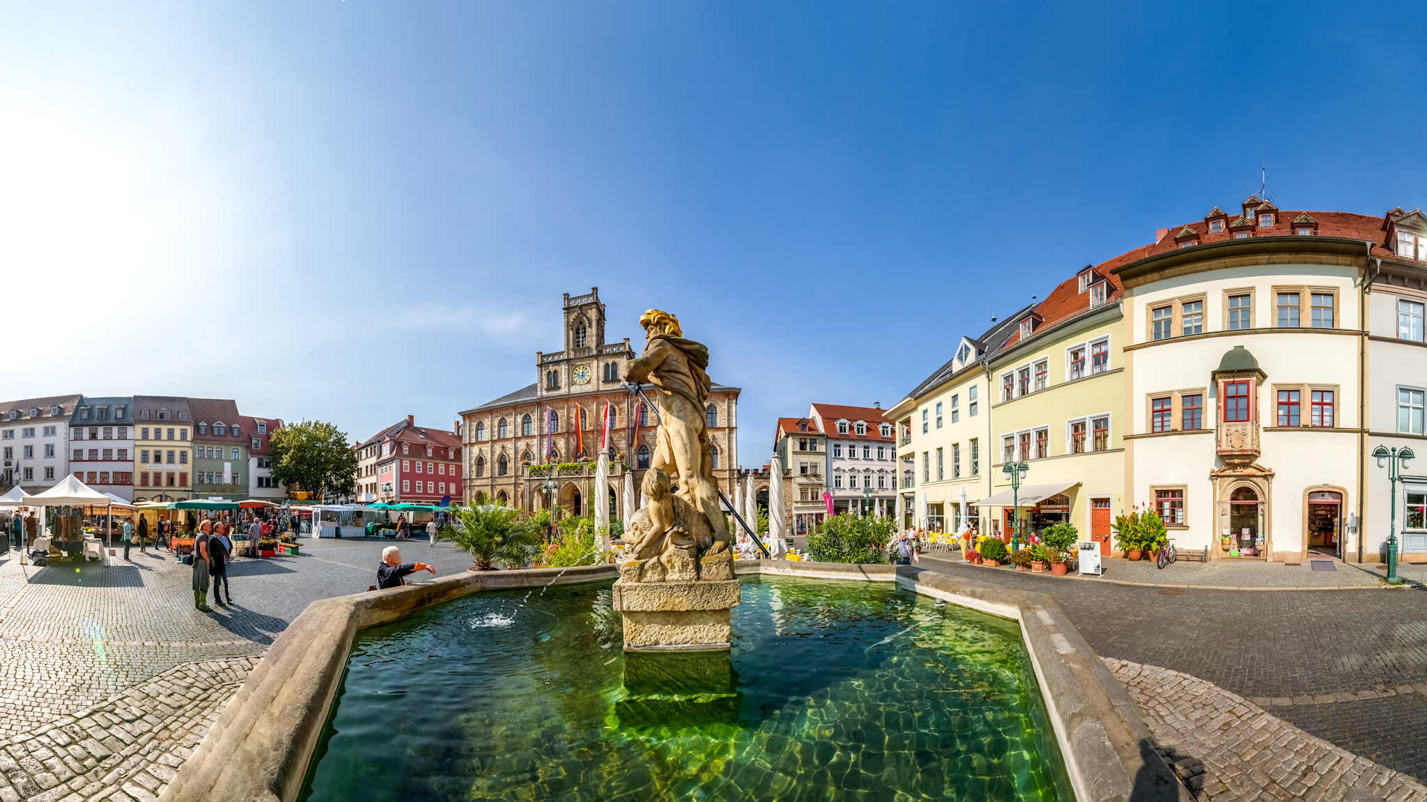 Blick über einen Brunnen auf den Marktplatz in Weimar