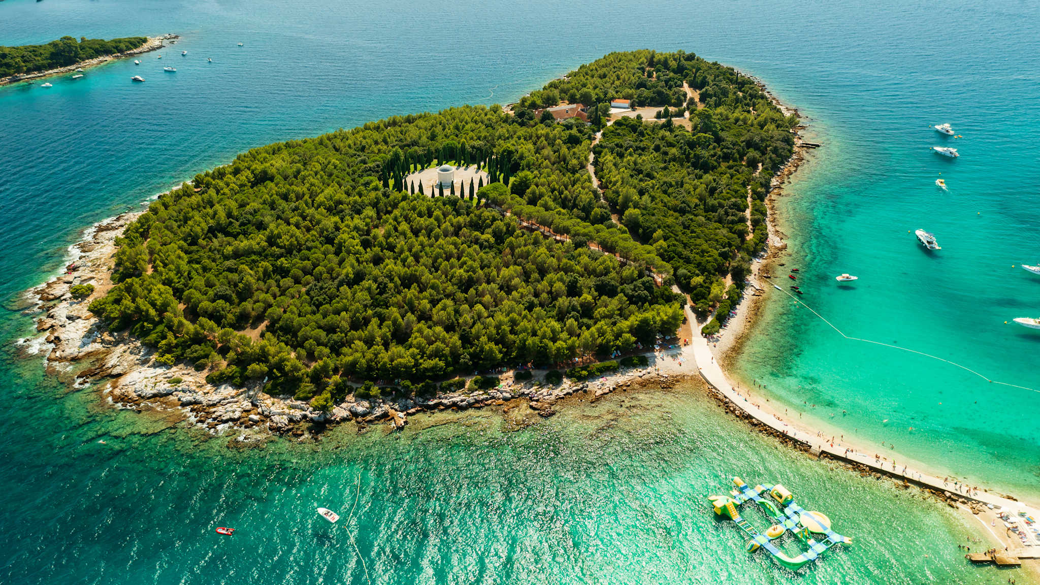Eine bewaldete Insel von oben.