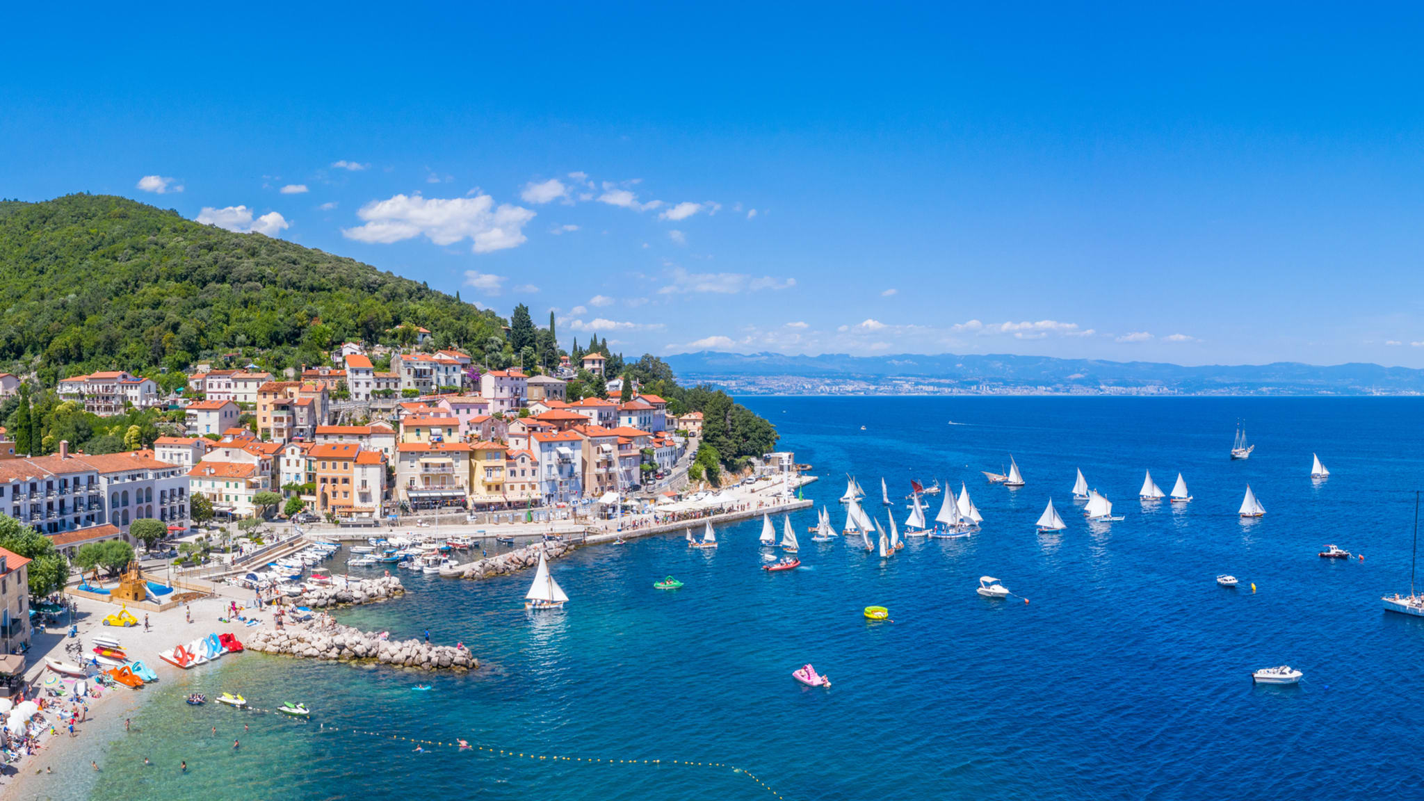 Mehrere Segelboote vor der Küste von Mošćenička Draga, Istrien, Kroatien.