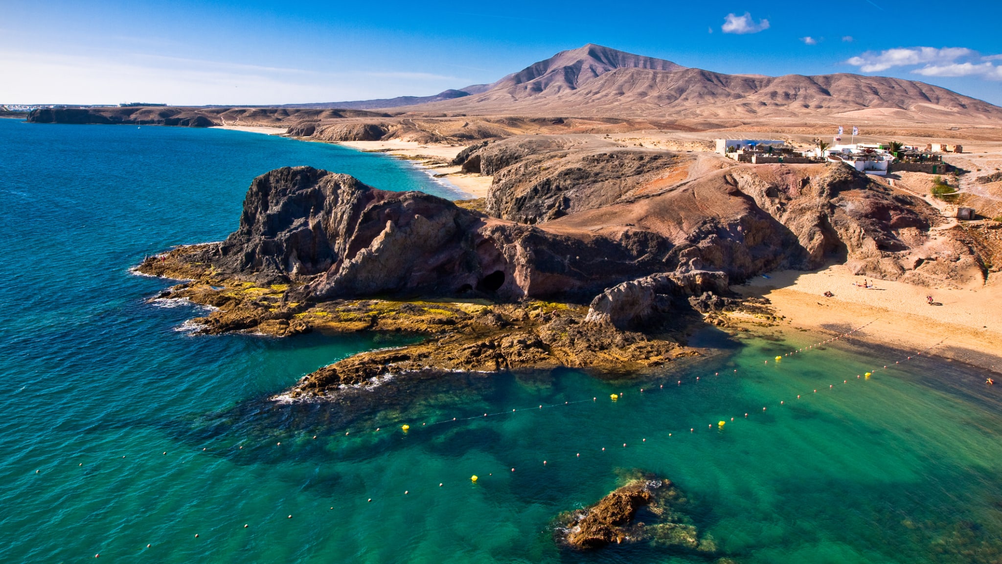 Mehrere Strände, getrennt von Felsen auf Lanzarote.