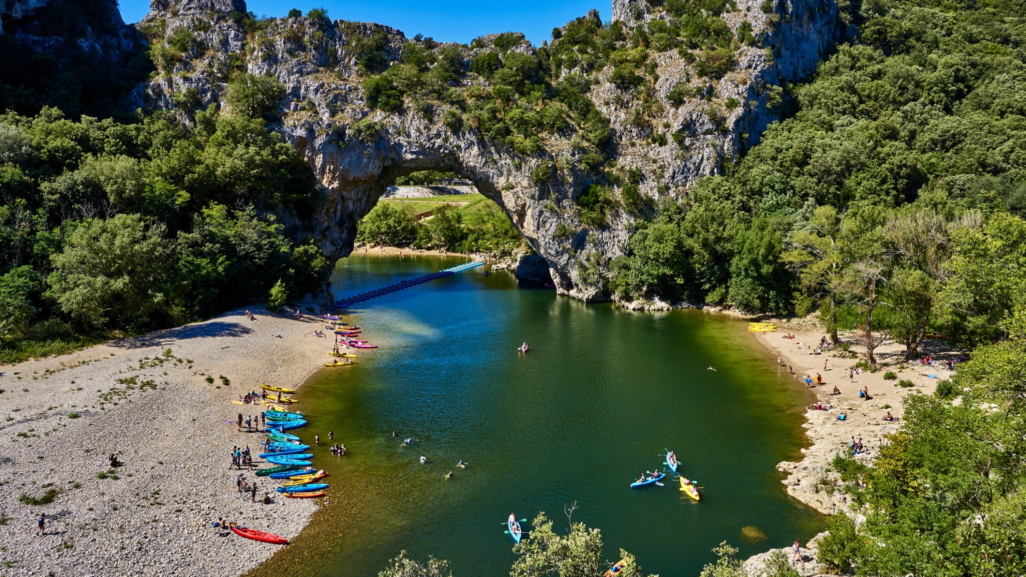 Menschen am Pont d'Arch, Frankreich.