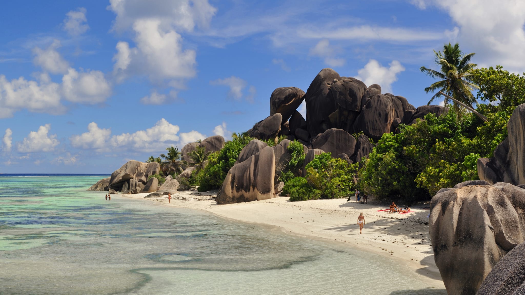 Menschen am Strand von Source d'Argent auf den Seychellen. © Atlantide Phototravel/Corbis Documentary via Getty Images