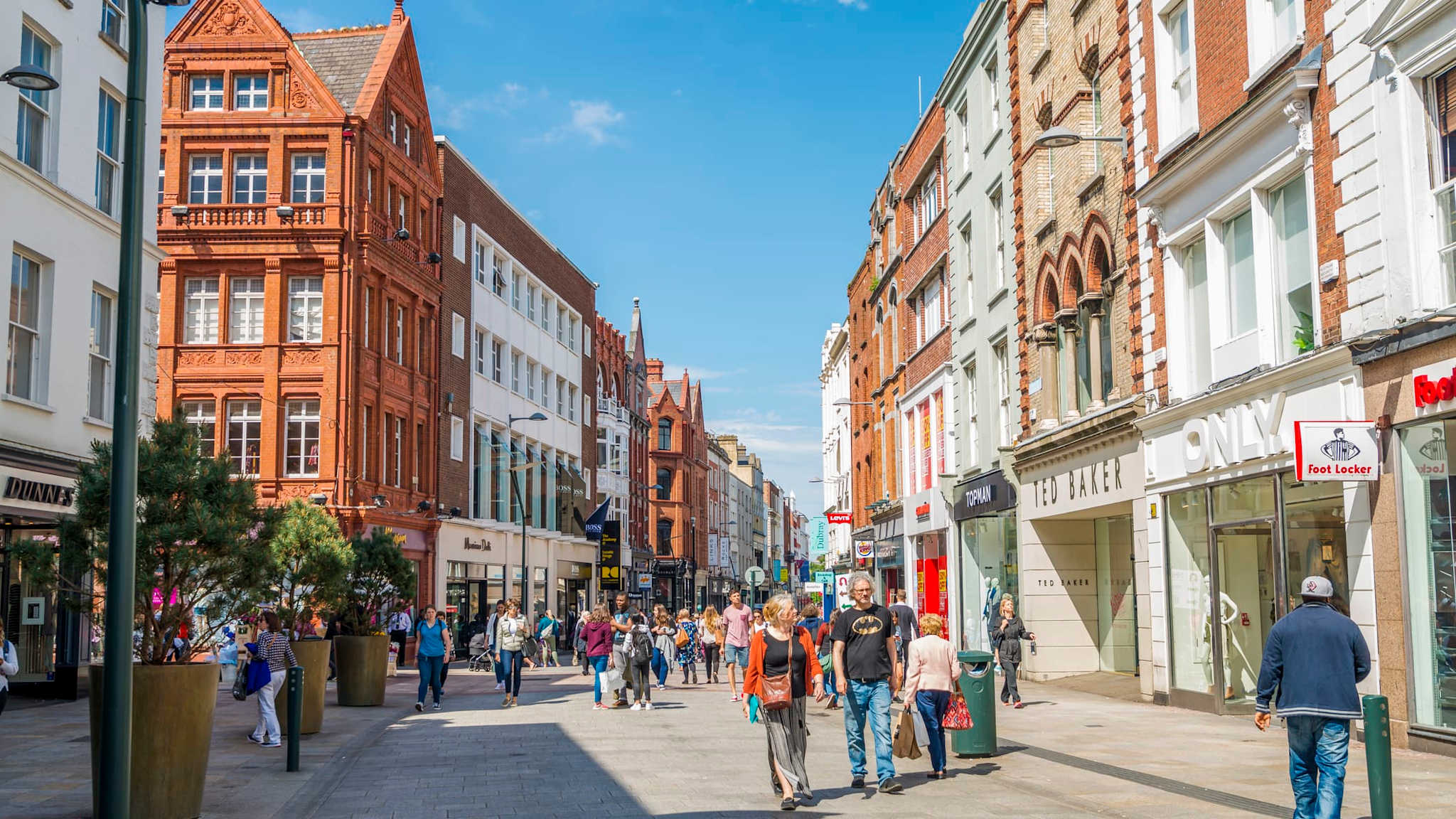 Menschen beim Shopping in Dublin, Irland.