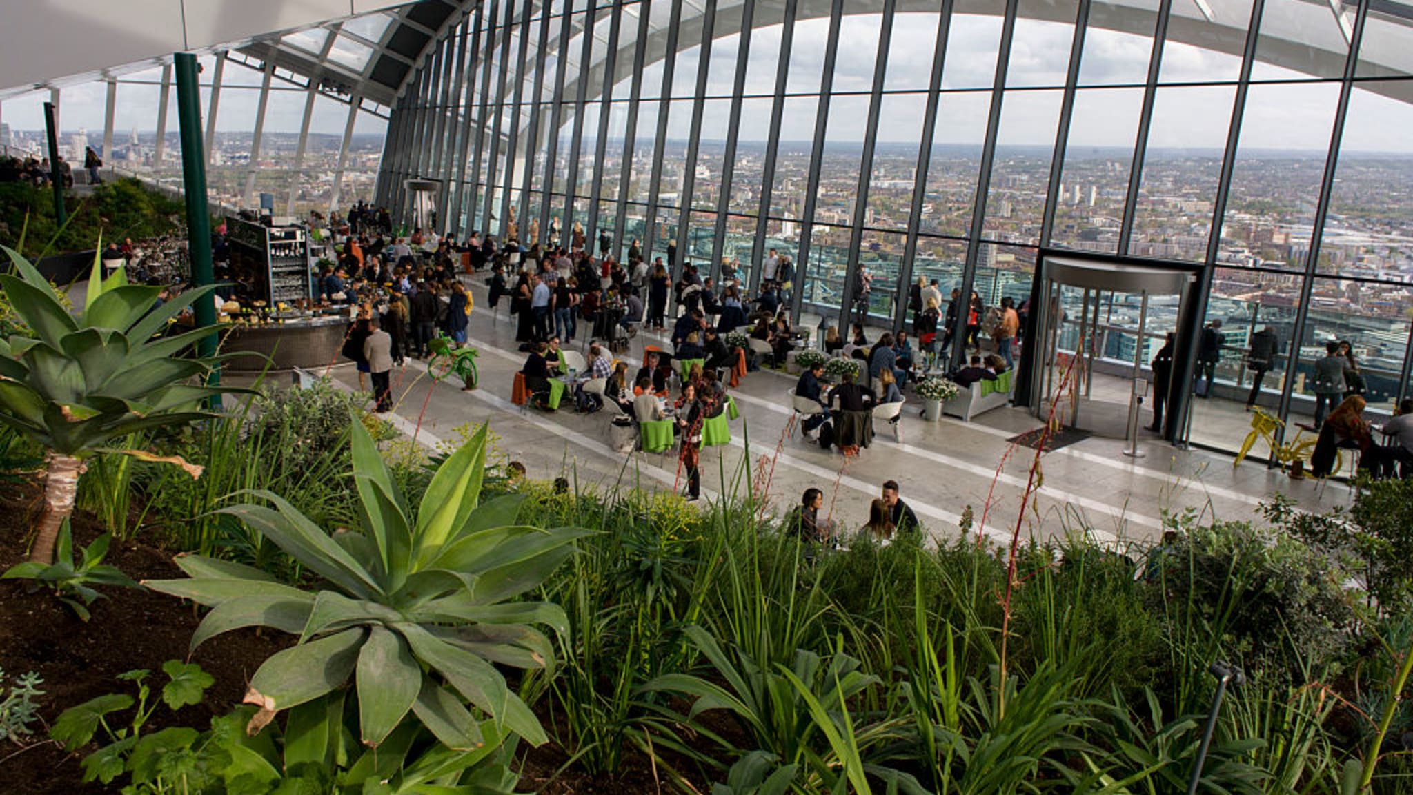 Menschen genießen den Ausblick vom Sky Garden, London, Großbritannien.