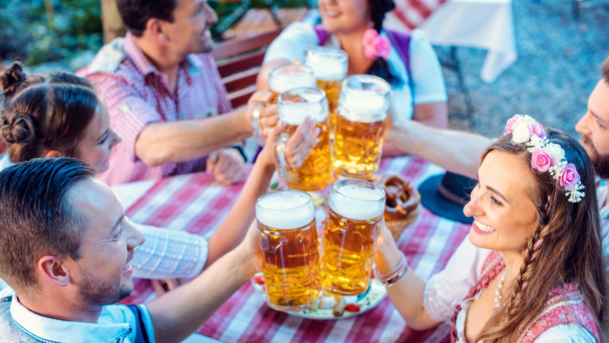 Menschen im Biergarten © Kzenon – stock.adobe.com