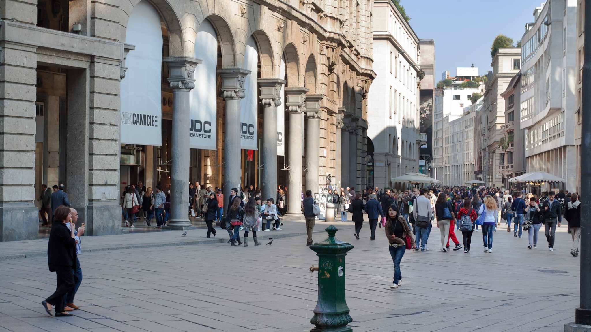 Menschen in der Corso Vittorio Emanuele II in Mailand, Italien.
