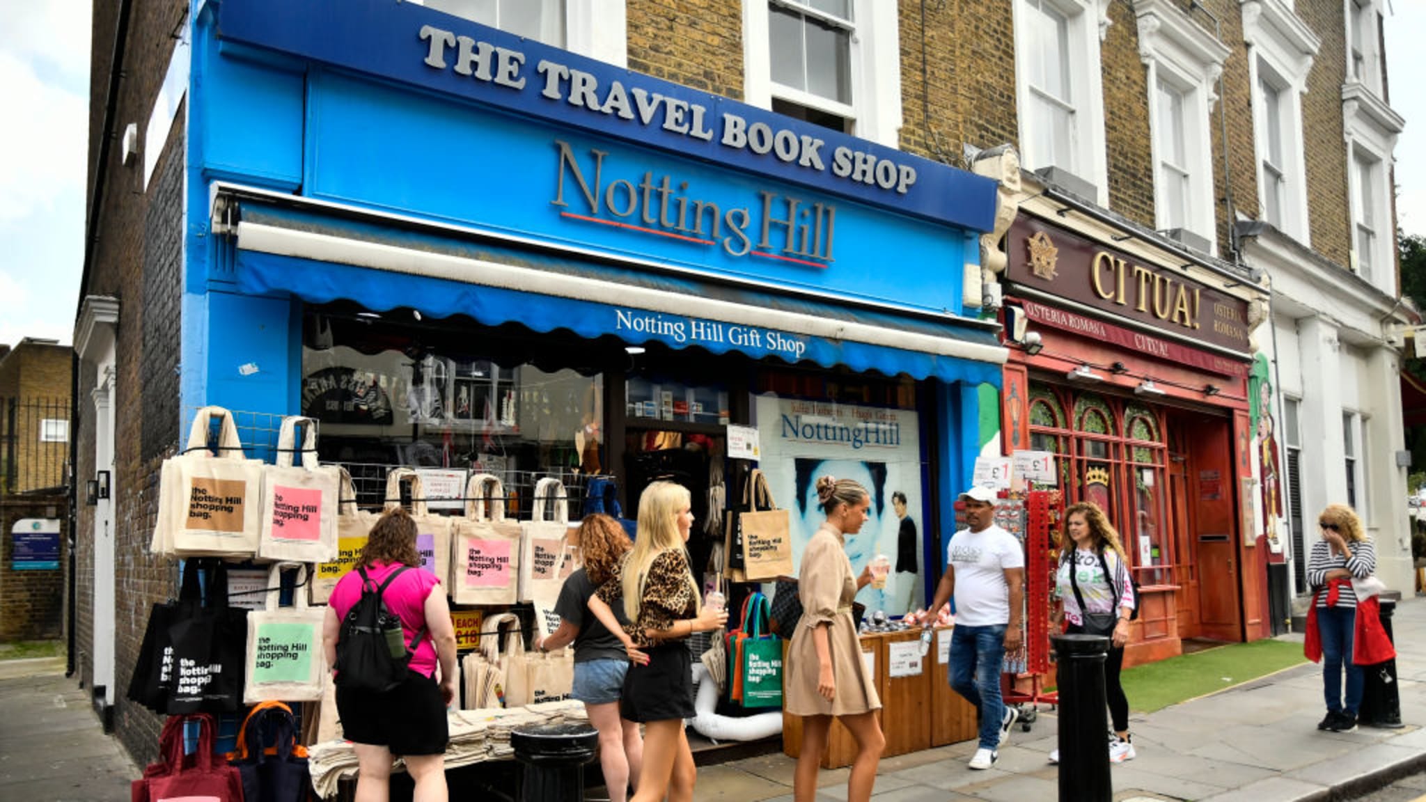 Menschen vor einem Laden in Notting Hill, London, Großbritannien.