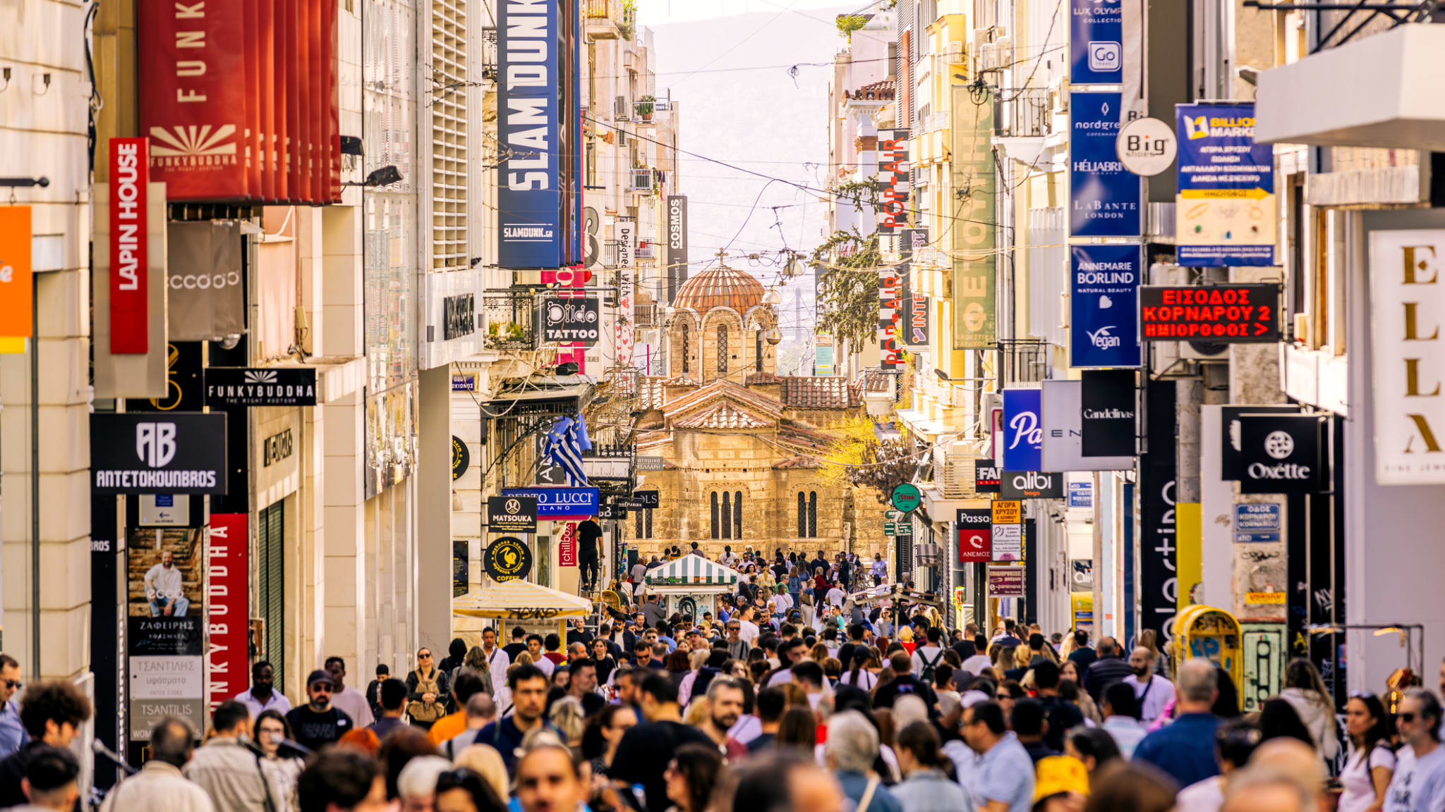 Menschenmenge in der Ermou Street, Athen, Griechenland