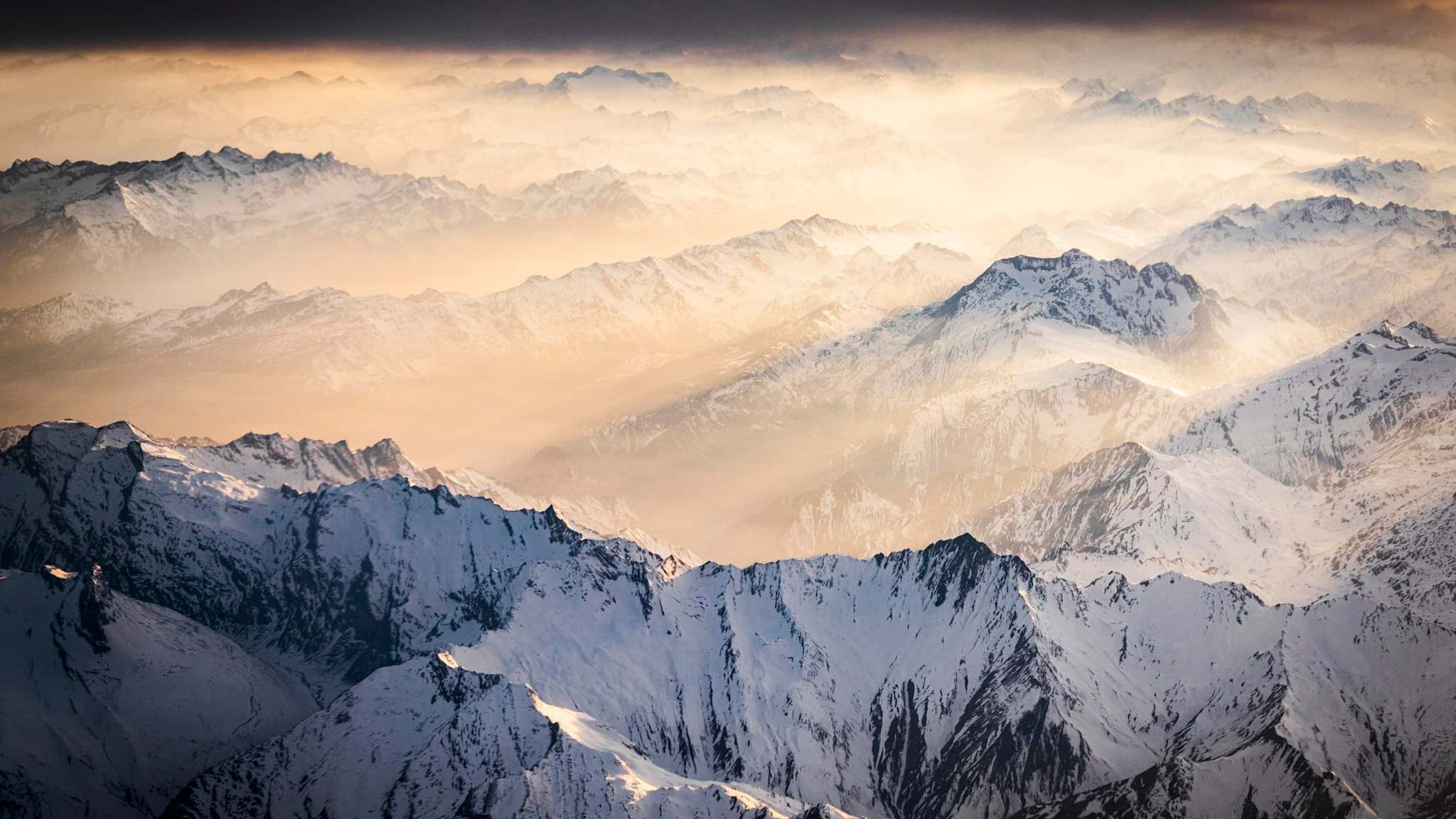 Die mit Schnee bedeckten, Schweizer Alpen im Nebel und Sonnenaufgang.