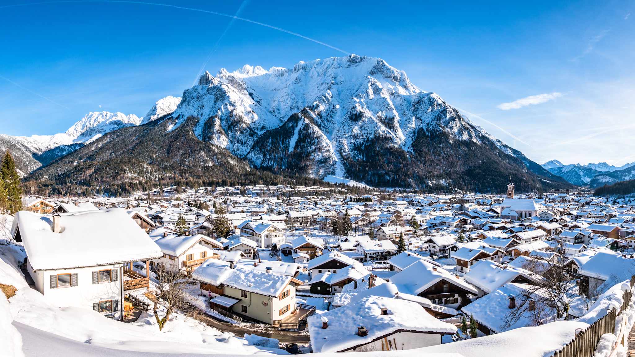 Überblick über das winterliche Mittenwald mit den Alpen im Hintergrund