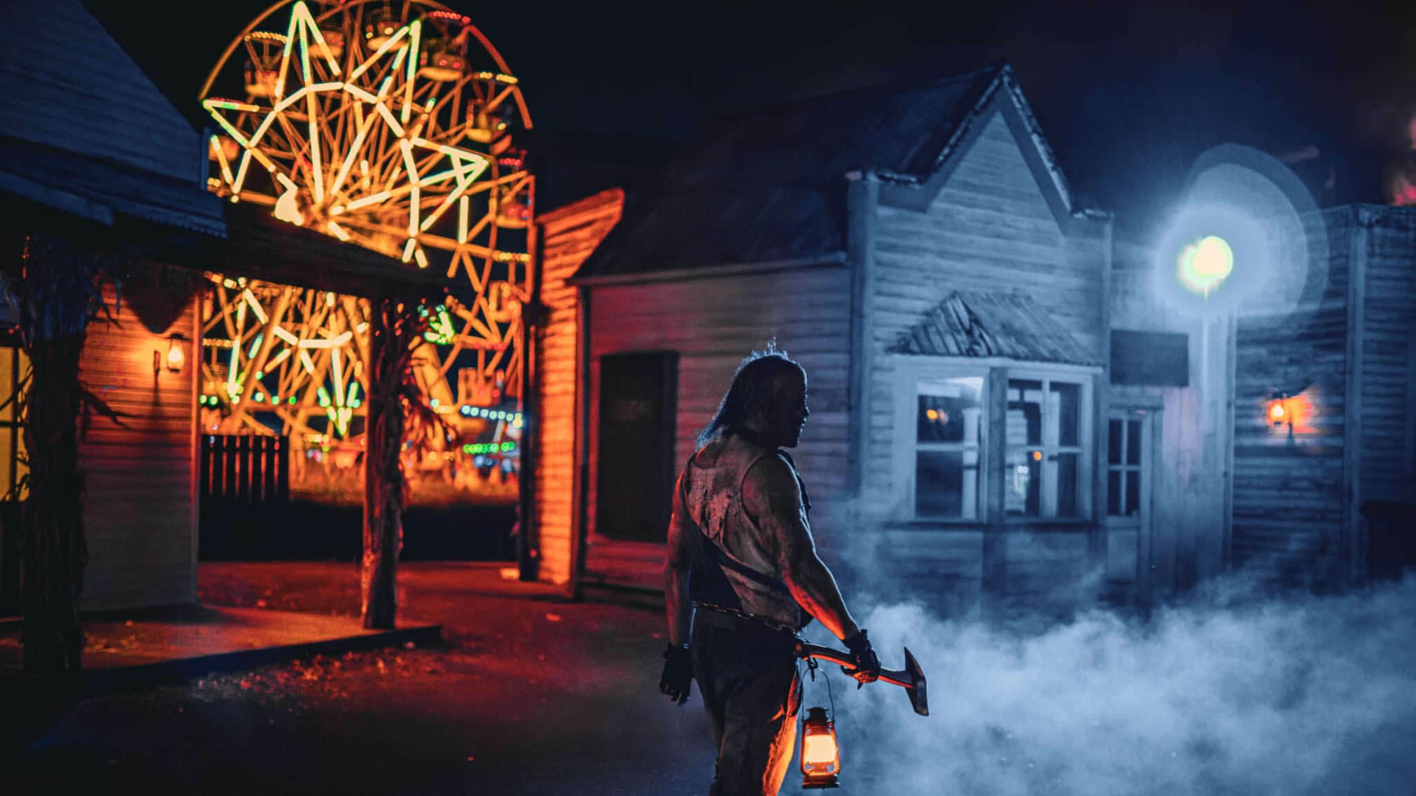Ein Schausteller läuft in der Nacht durch dunkle Gassen, um die Movie Park BesucherInnen zu erschrecken.
