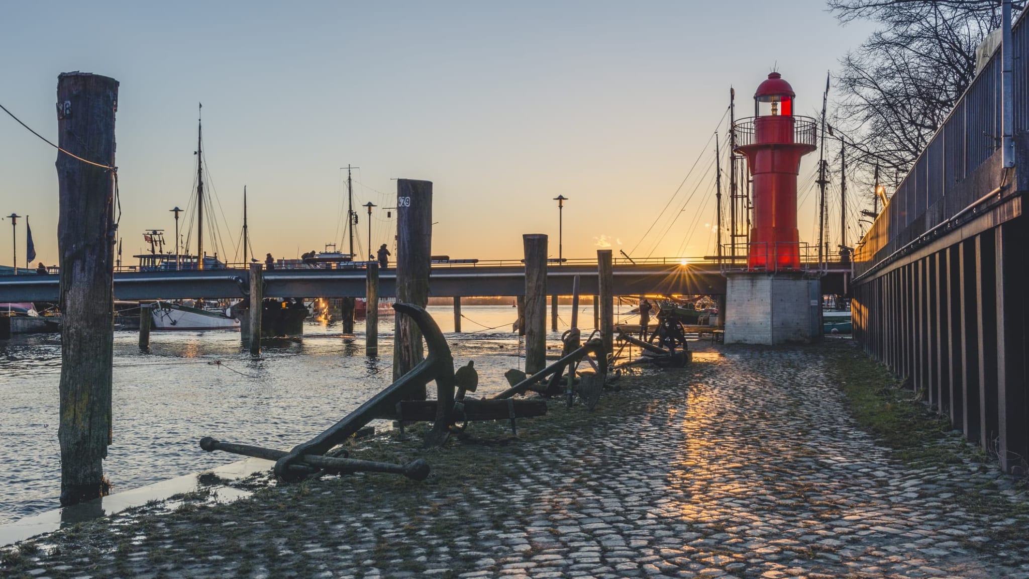 Museumshafen Övelgönne im Sonnenuntergang in Hamburg, Deutschland.